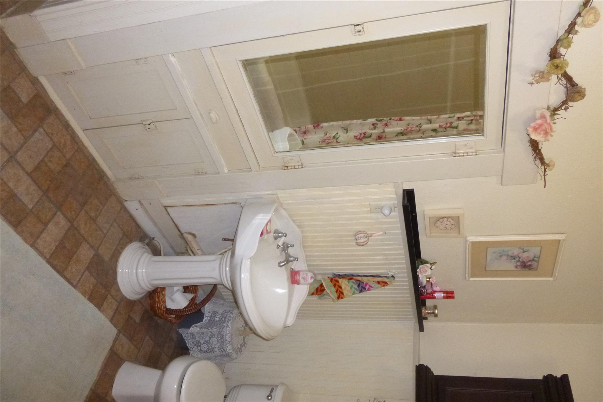 502 W 10th St, Taylor, TX 76574