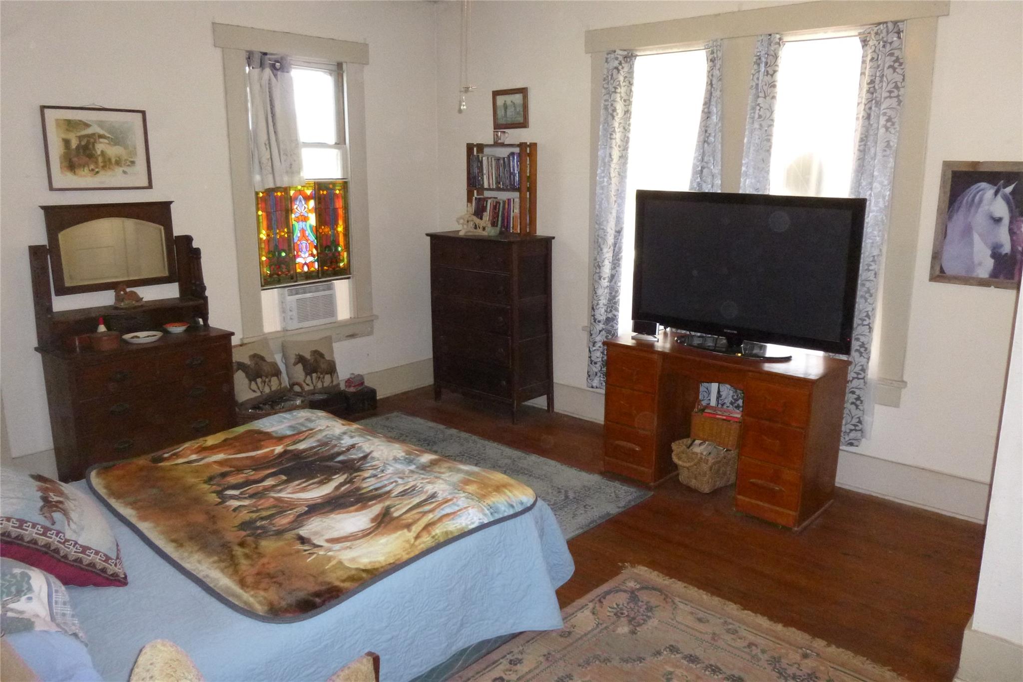 502 W 10th St, Taylor, TX 76574