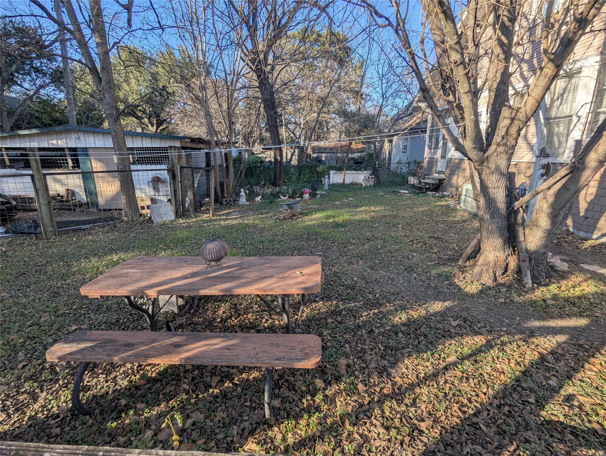 502 W 10th St, Taylor, TX 76574