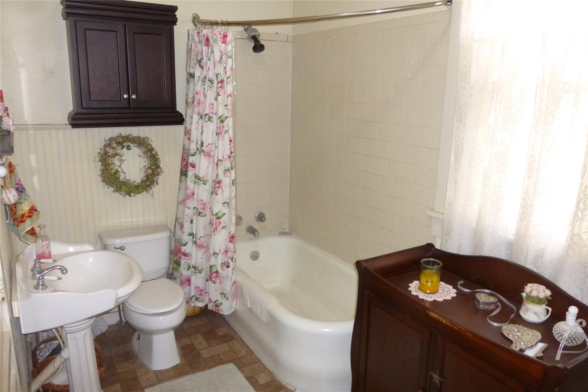 502 W 10th St, Taylor, TX 76574