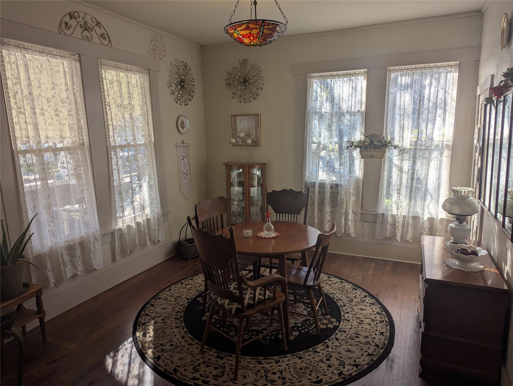 502 W 10th St, Taylor, TX 76574