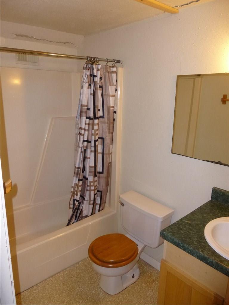 502 W 10th St, Taylor, TX 76574