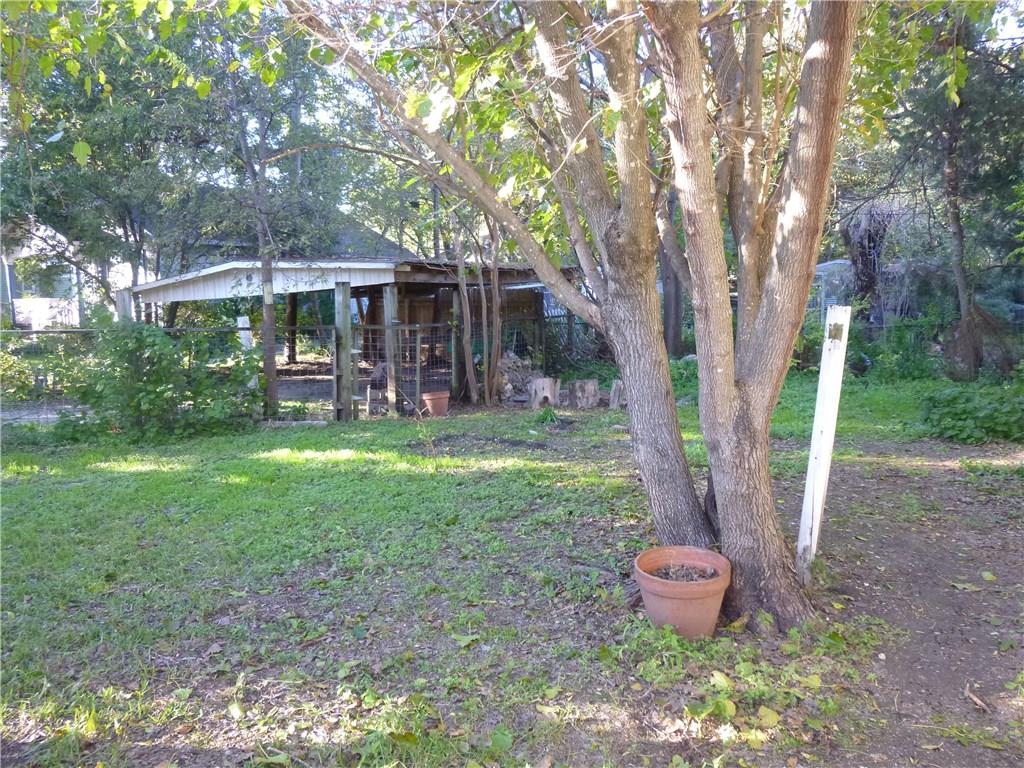 502 W 10th St, Taylor, TX 76574