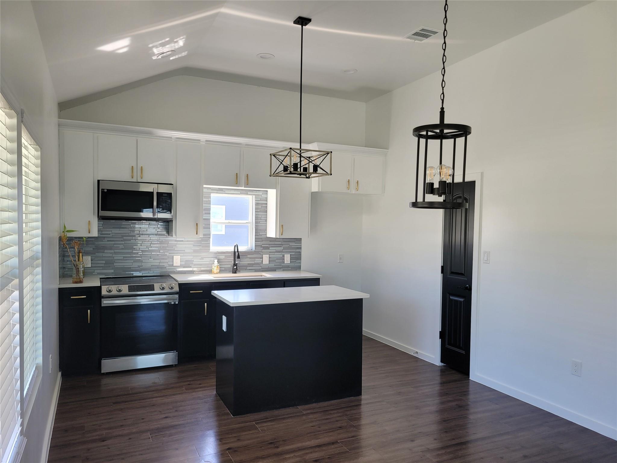 577 County Road 422 Rd, Stockdale, TX 78160