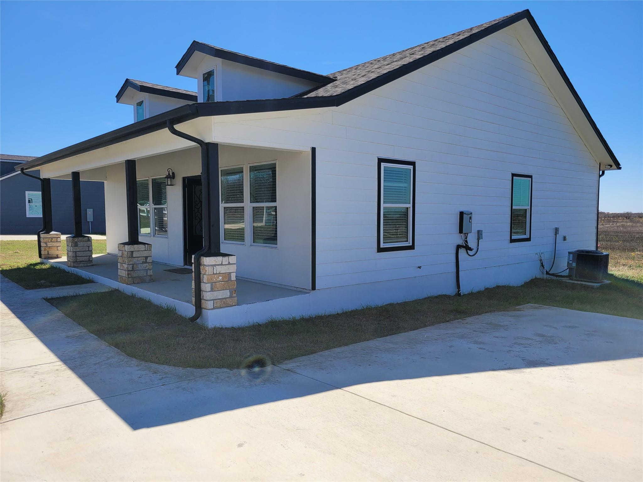 577 County Road 422 Rd, Stockdale, TX 78160