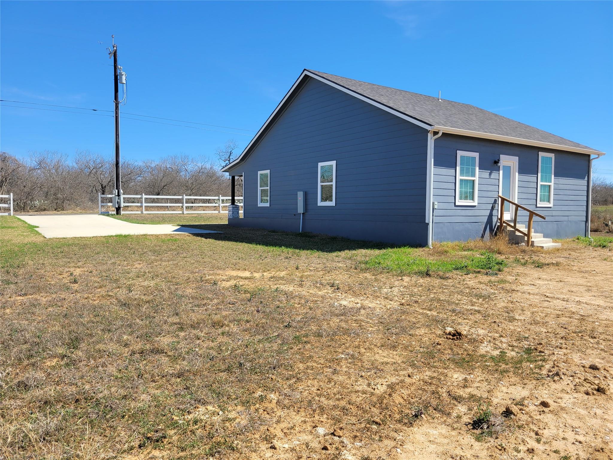 577 County Road 422 Rd, Stockdale, TX 78160
