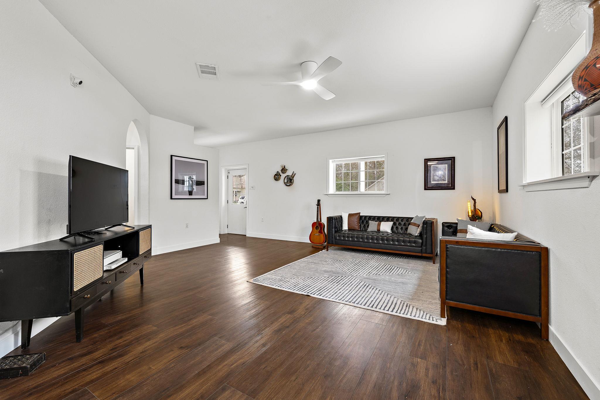 103 Turney St, Smithville, TX 78957