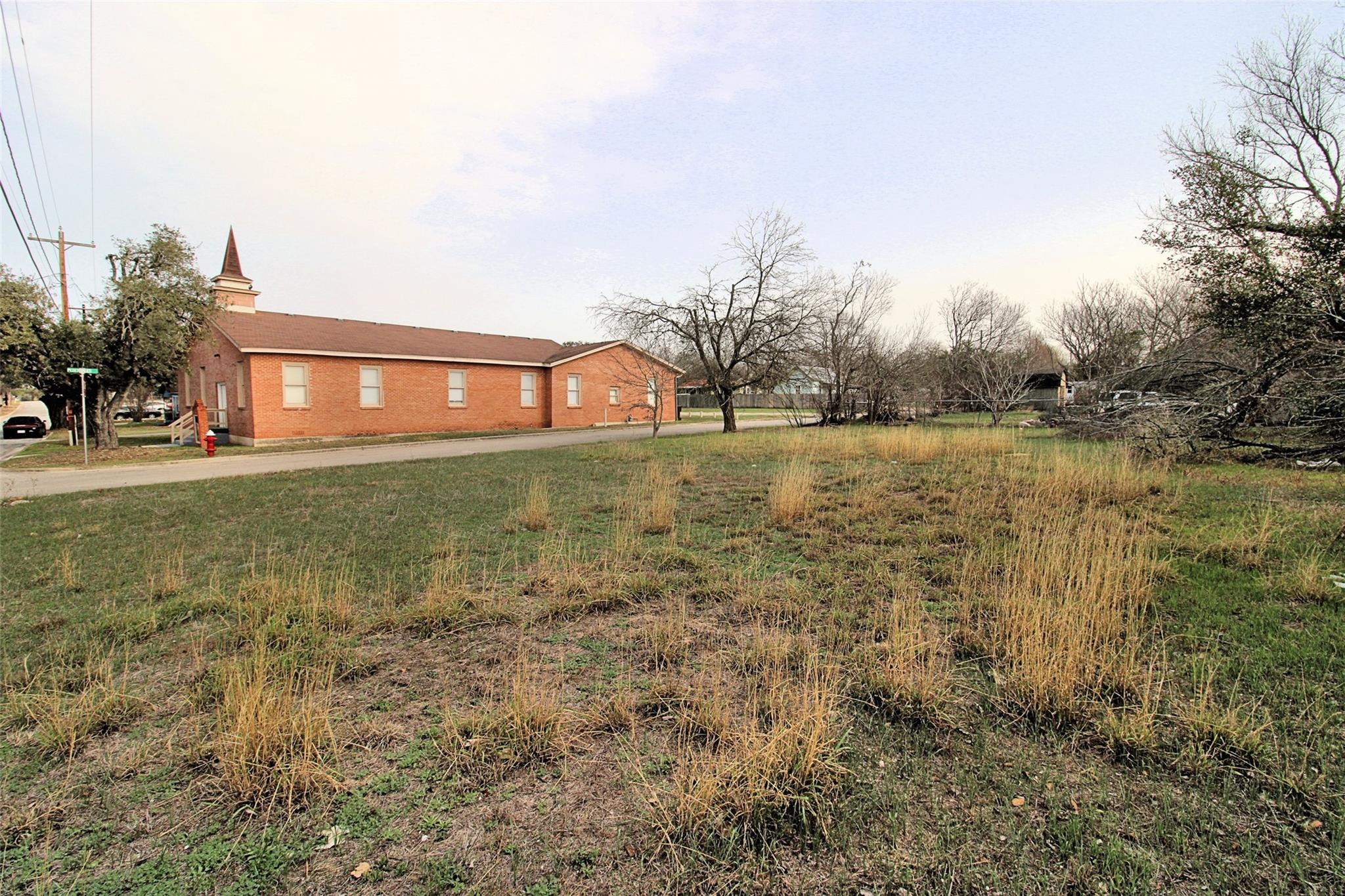 402 Trinity St, Lockhart, TX 78644