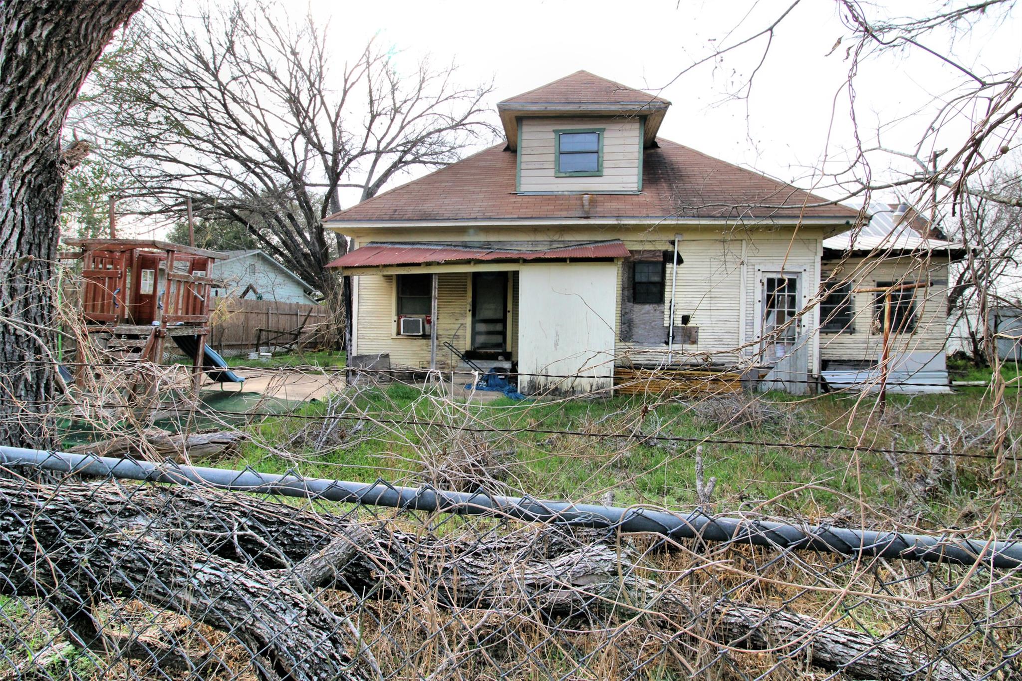 402 Trinity St, Lockhart, TX 78644