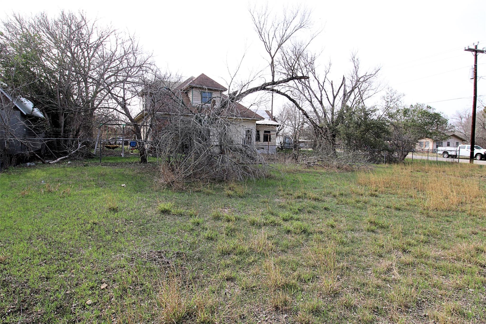 402 Trinity St, Lockhart, TX 78644