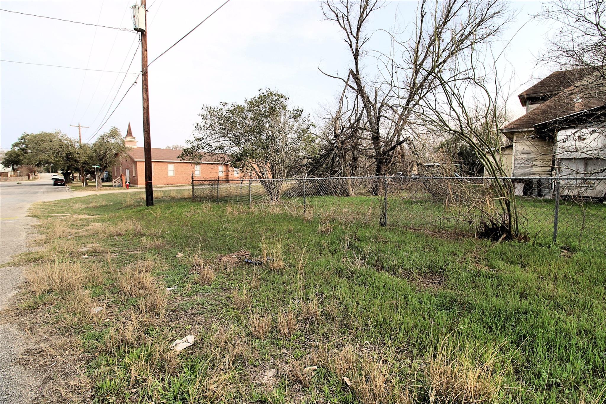 402 Trinity St, Lockhart, TX 78644