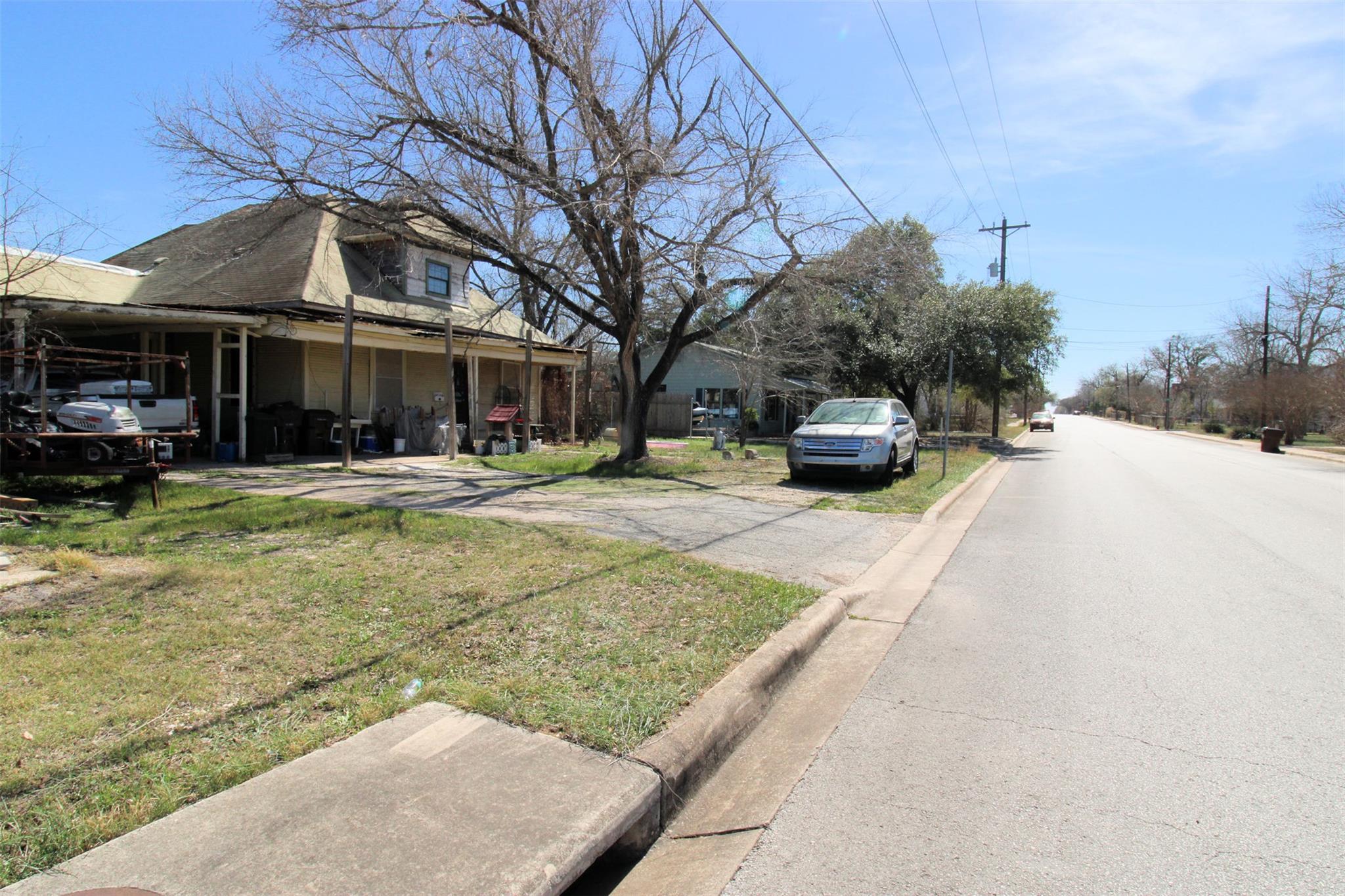 402 Trinity St, Lockhart, TX 78644