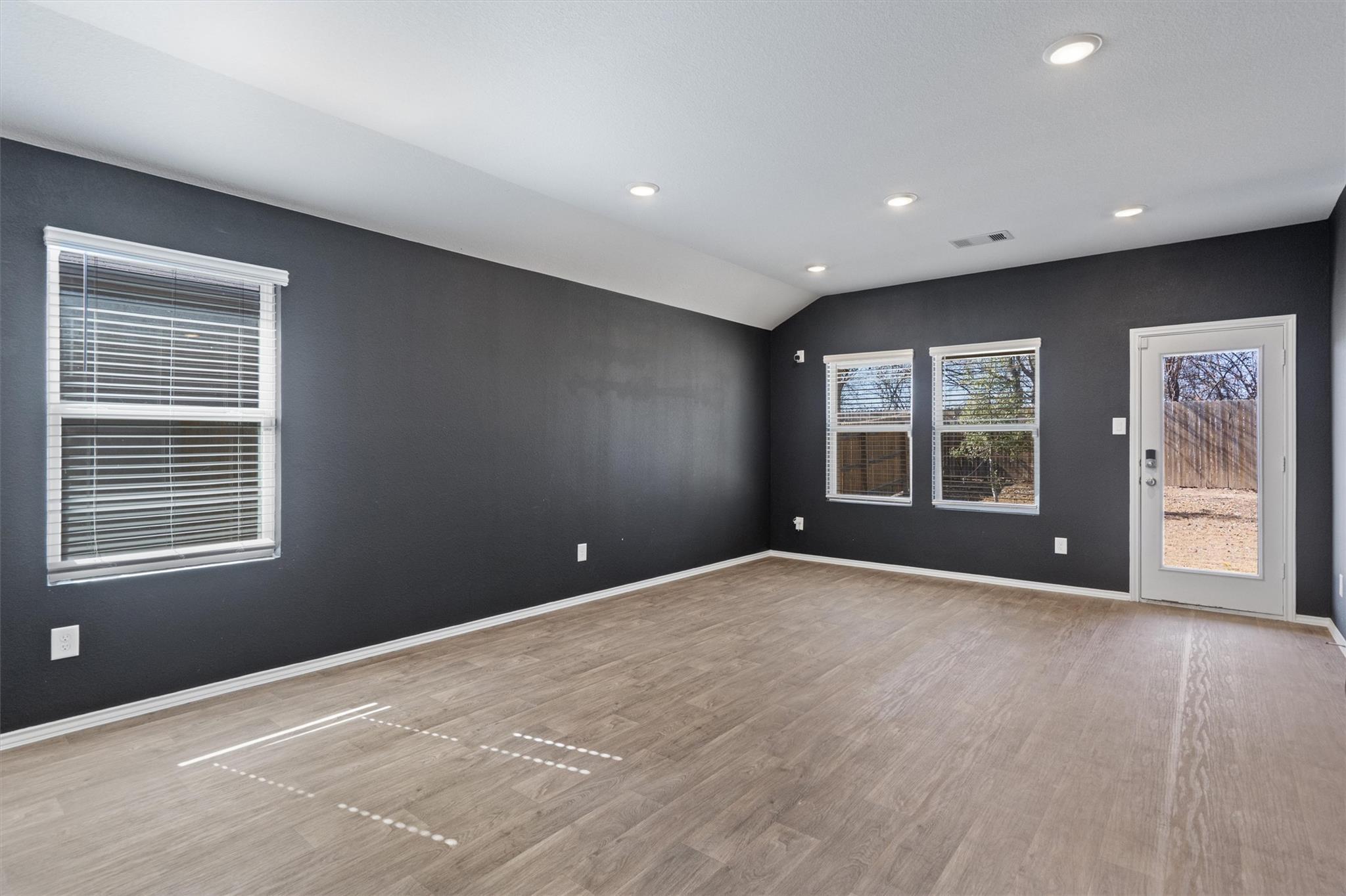 352 Sickle Loop, Uhland, TX 78640