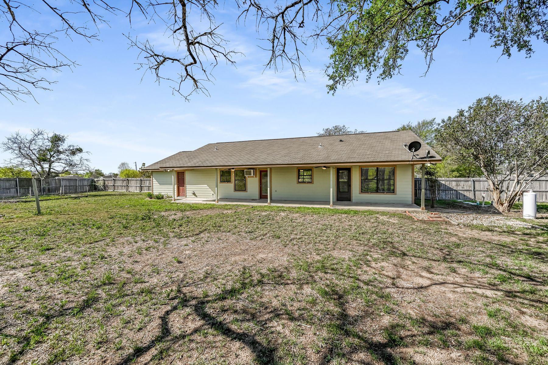 100 Acorn Trl, Cedar Creek, TX 78612