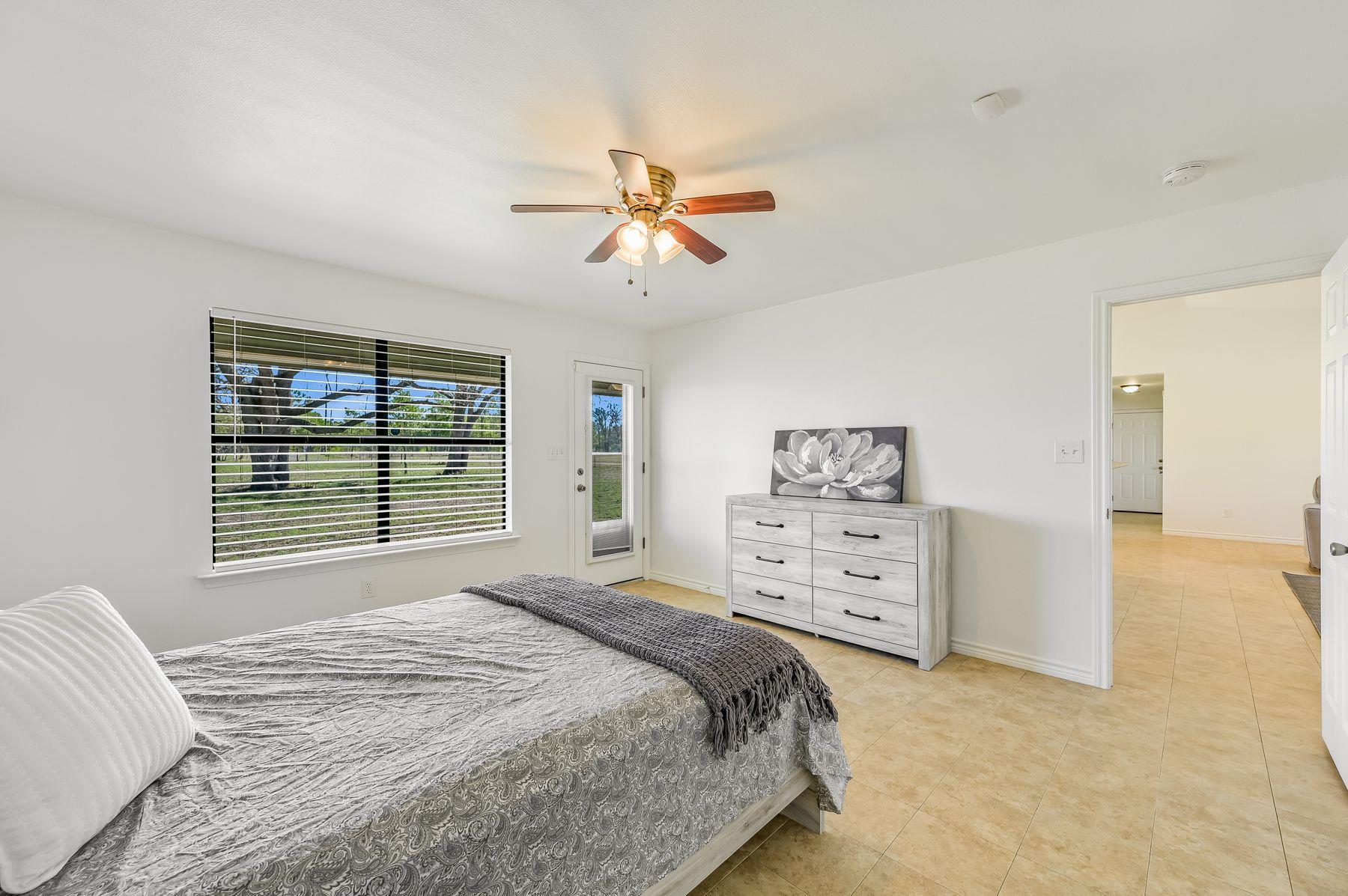 100 Acorn Trl, Cedar Creek, TX 78612