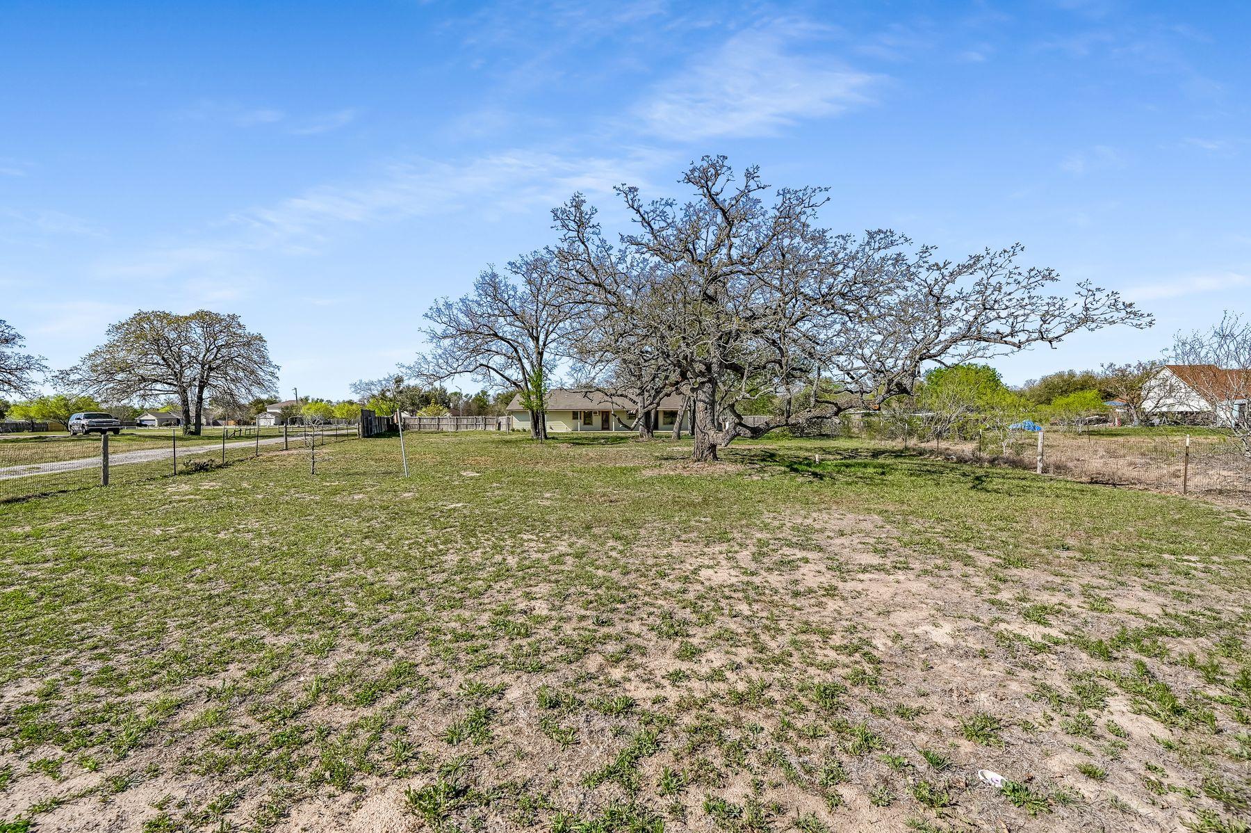 100 Acorn Trl, Cedar Creek, TX 78612