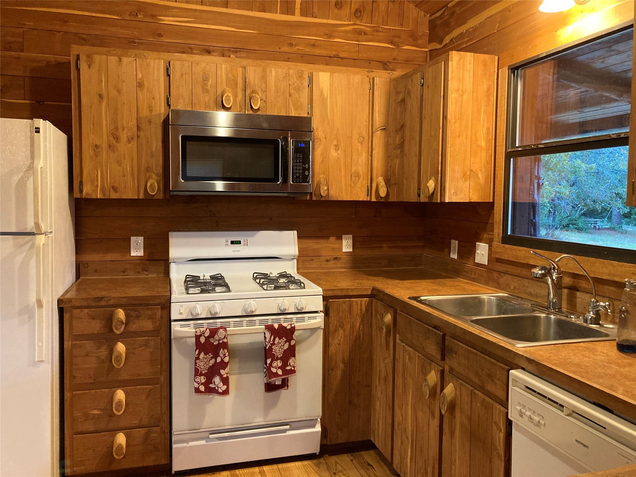 1043 Lewis Ln, Dale, TX 78616