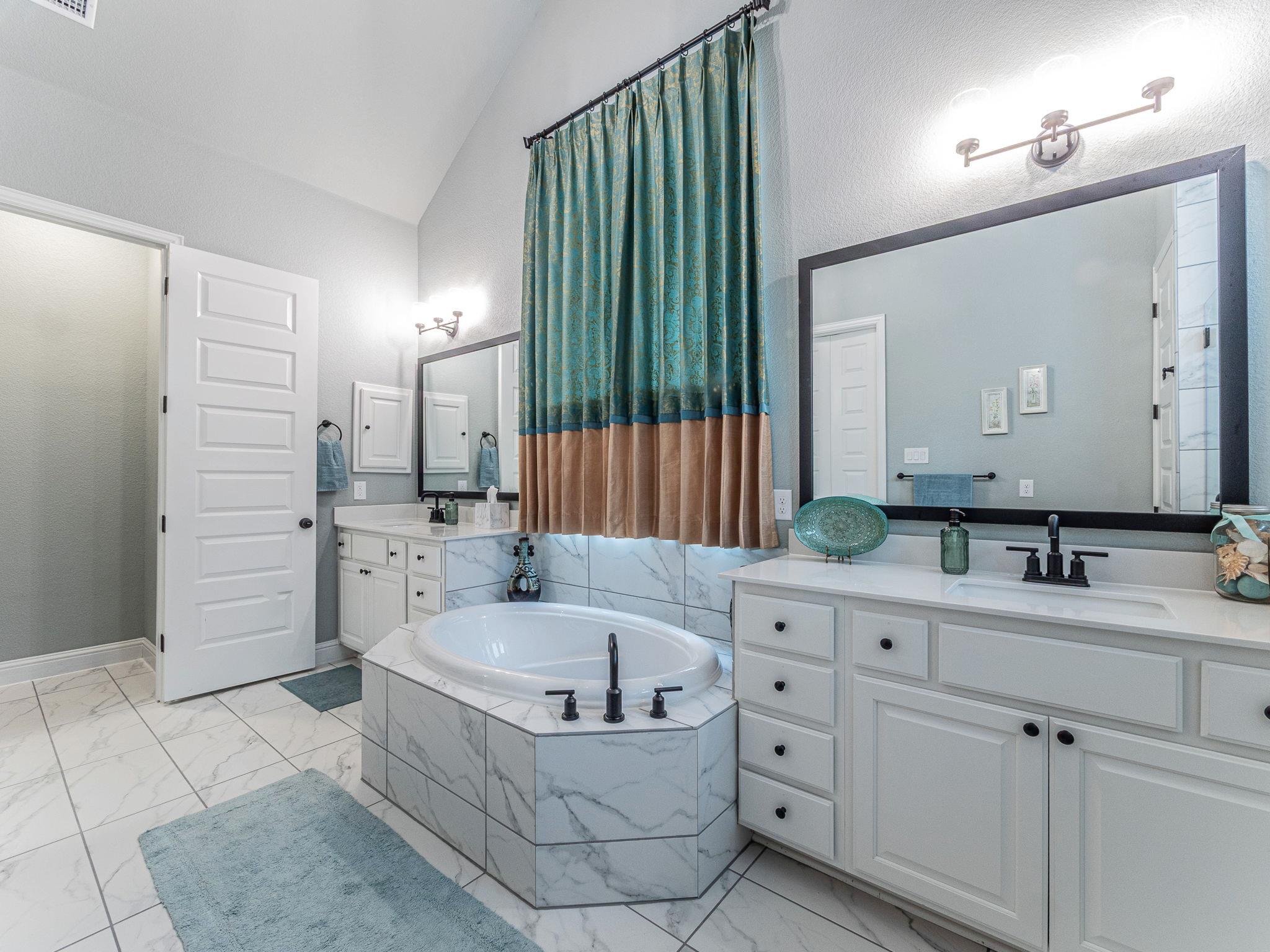 112 HOLLYTREE Ct, Georgetown, TX 78628