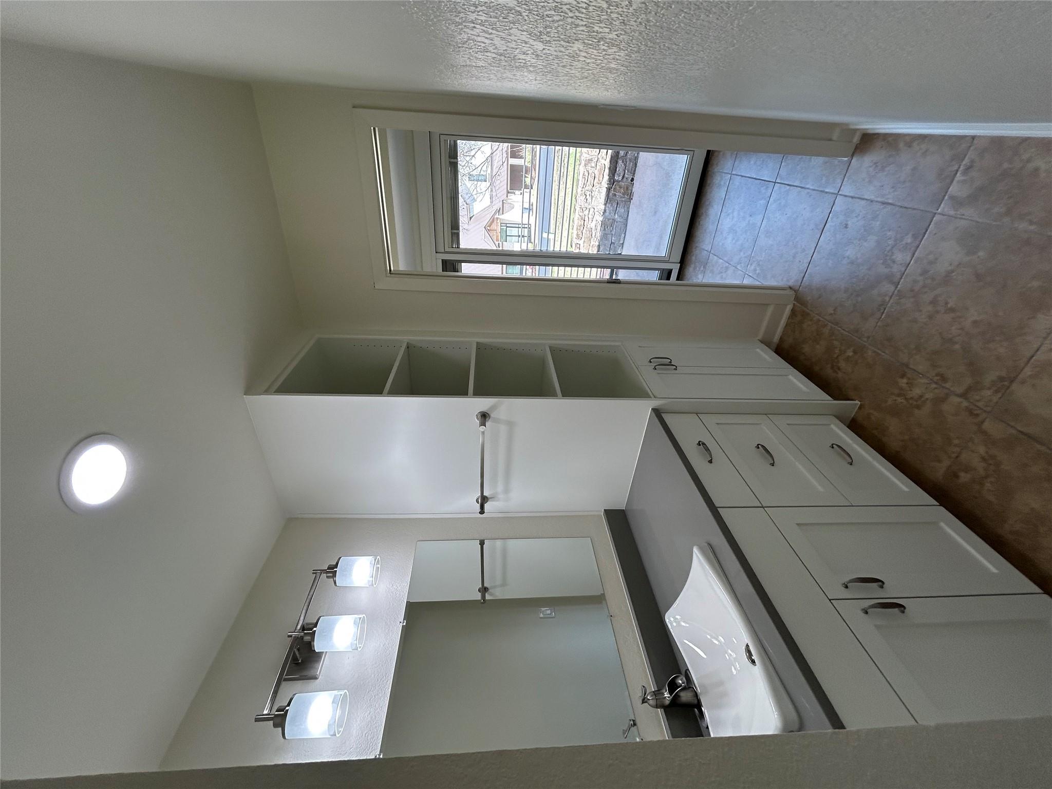 100 Bay Point Dr # 7, Horseshoe Bay, TX 78657