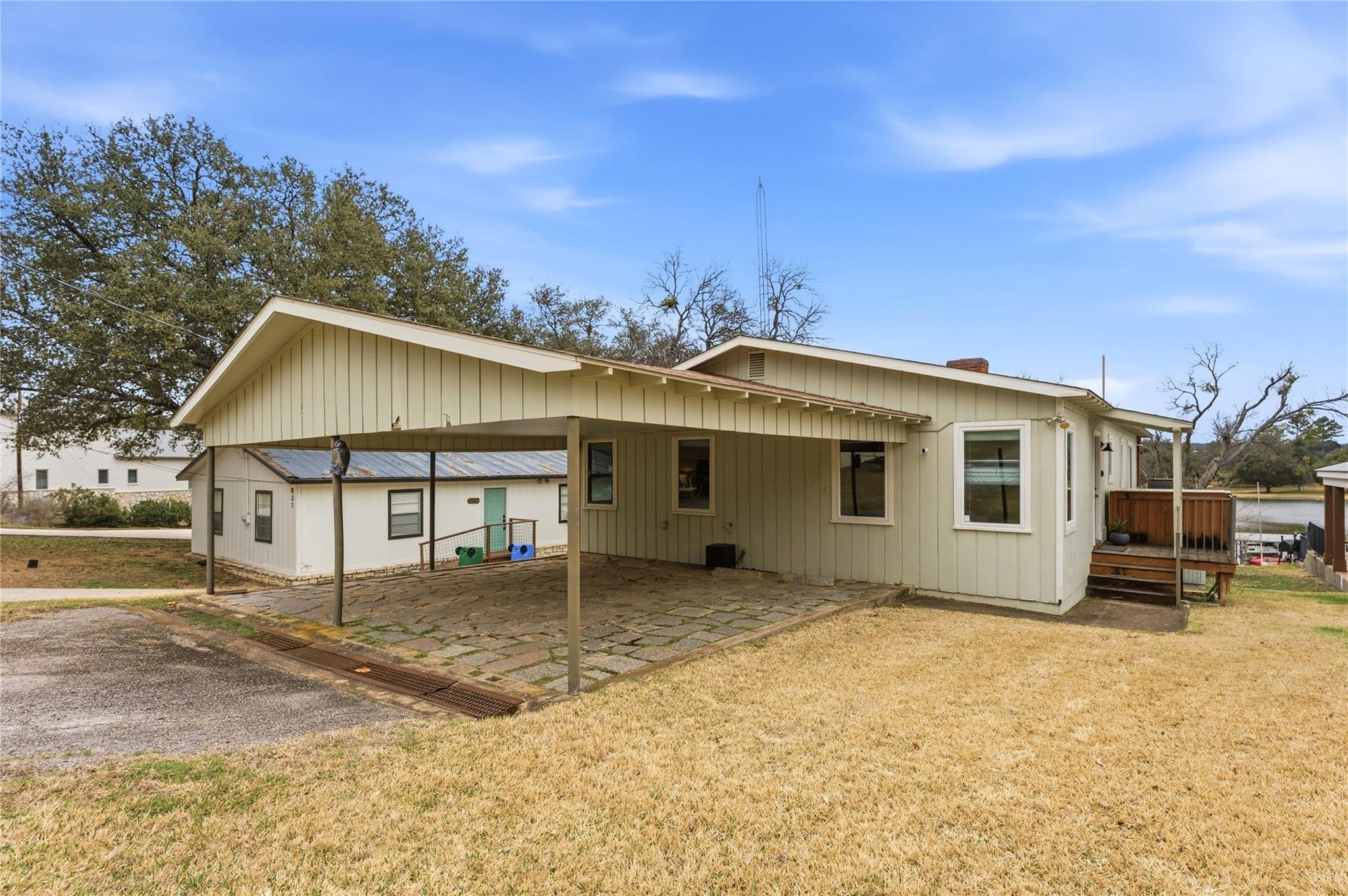 833 Sandy Mountain Dr, Llano, TX 78643