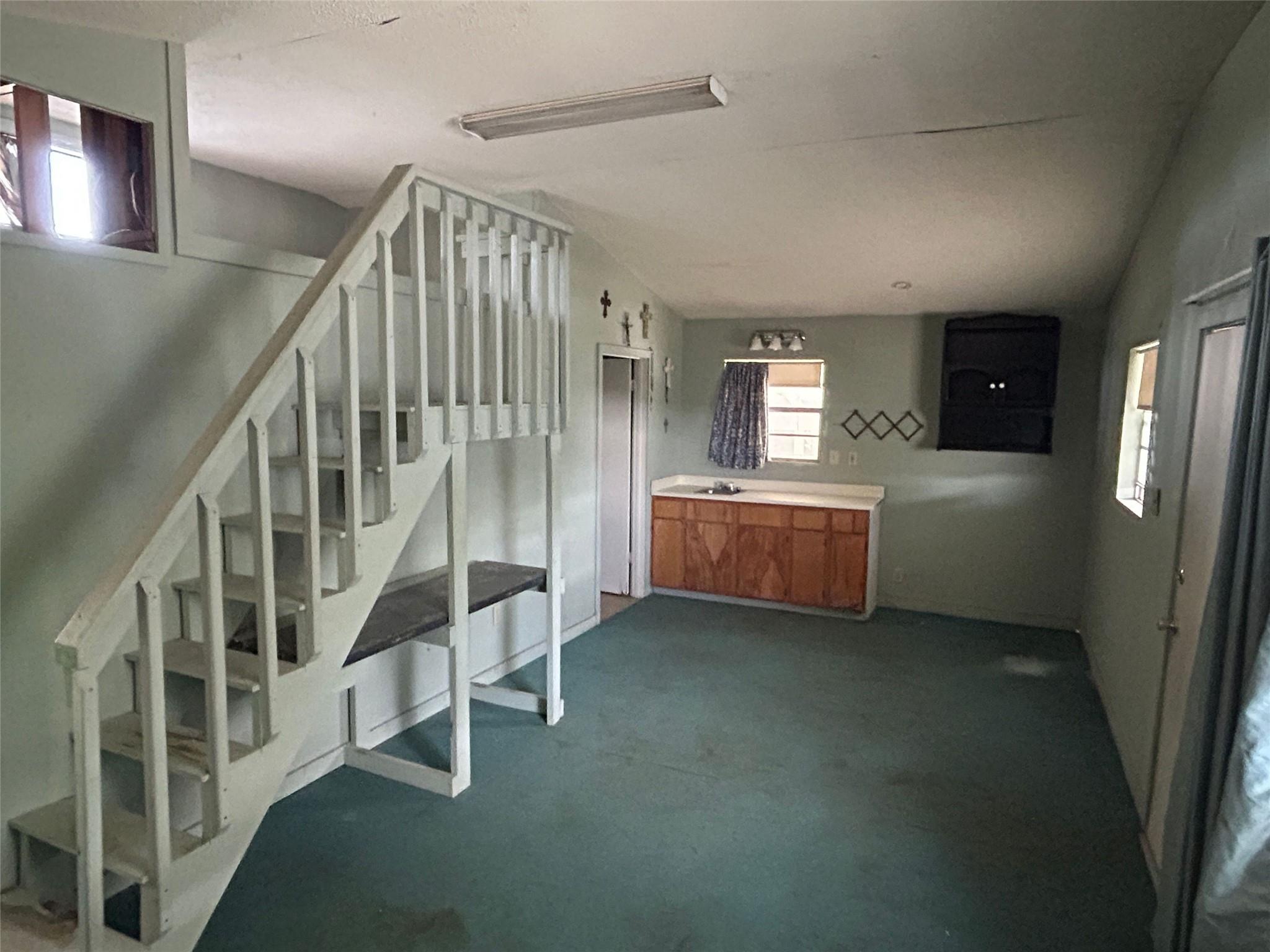 201 Oak Dr, Canyon Lake, TX 78132