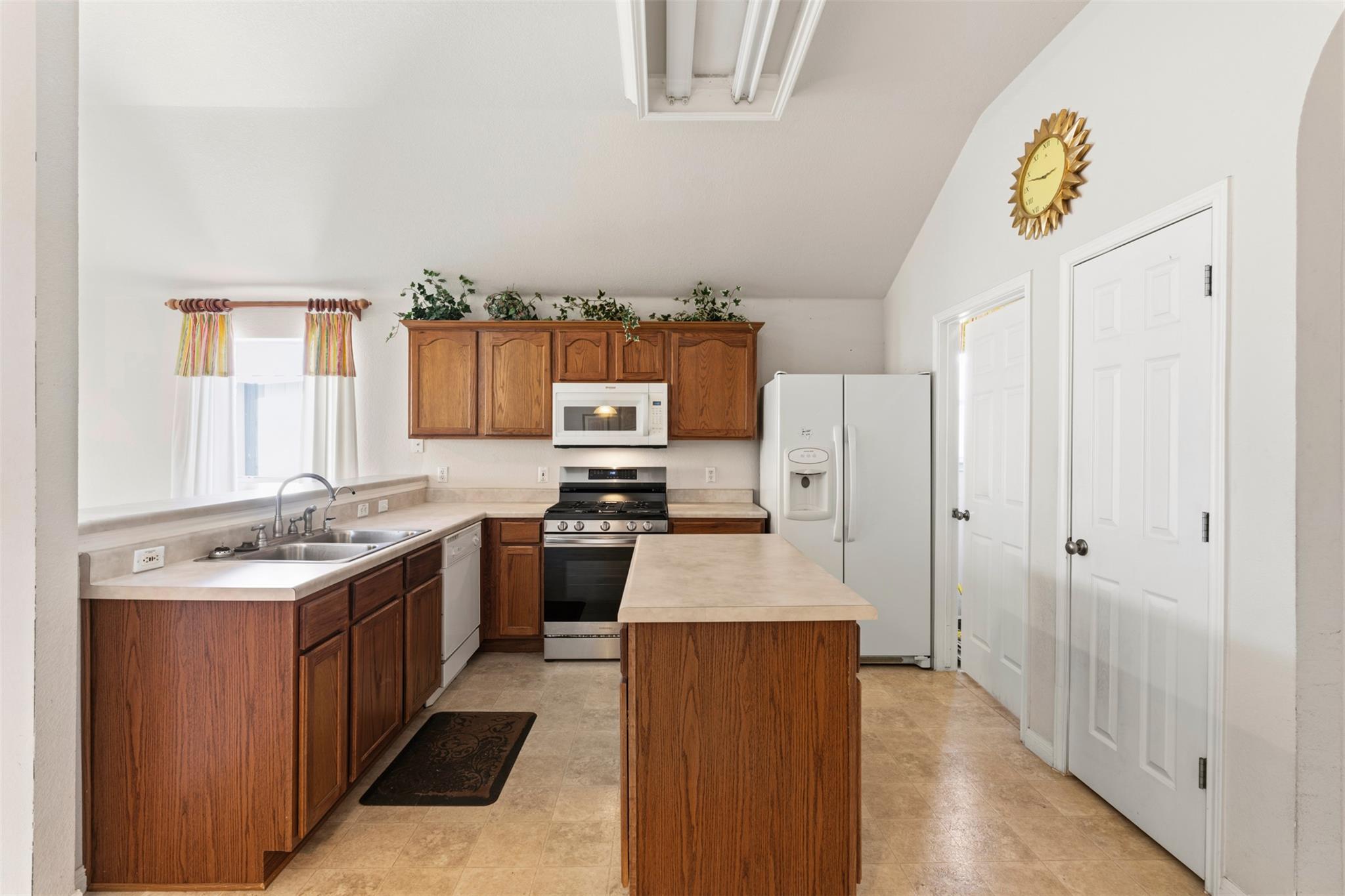 1156 Woodlands Dr, Kyle, TX 78640