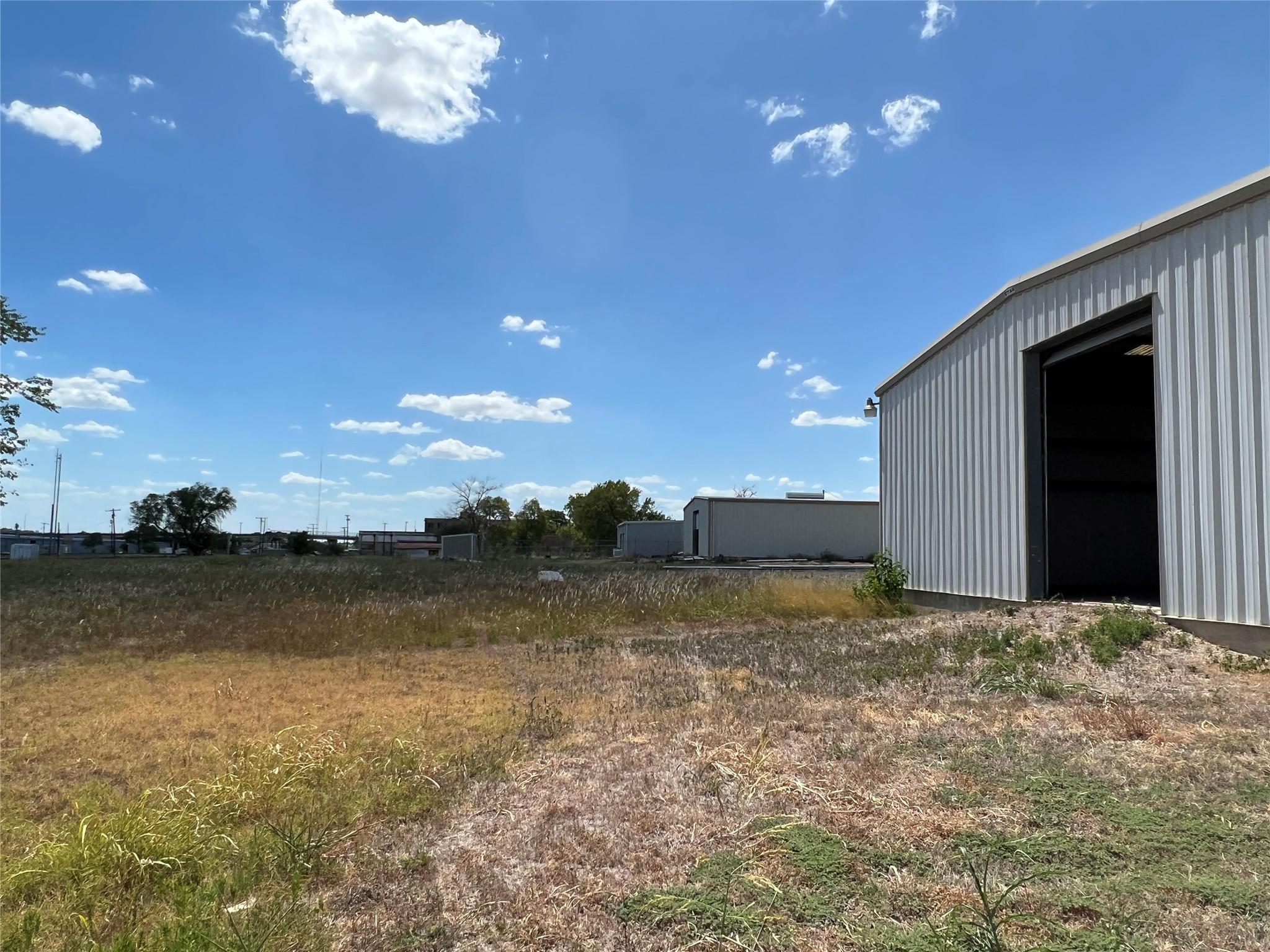 408 E 2nd St, Taylor, TX 76574