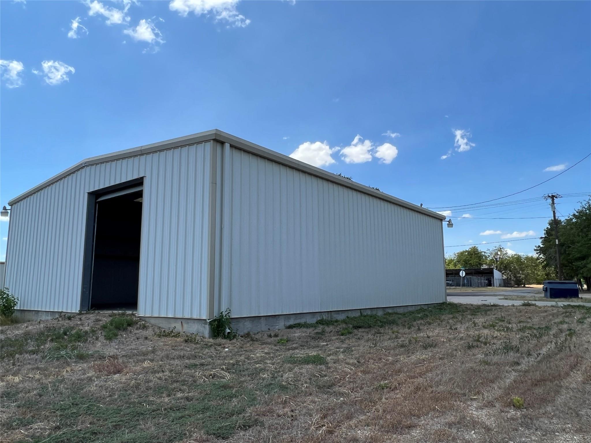 408 E 2nd St, Taylor, TX 76574