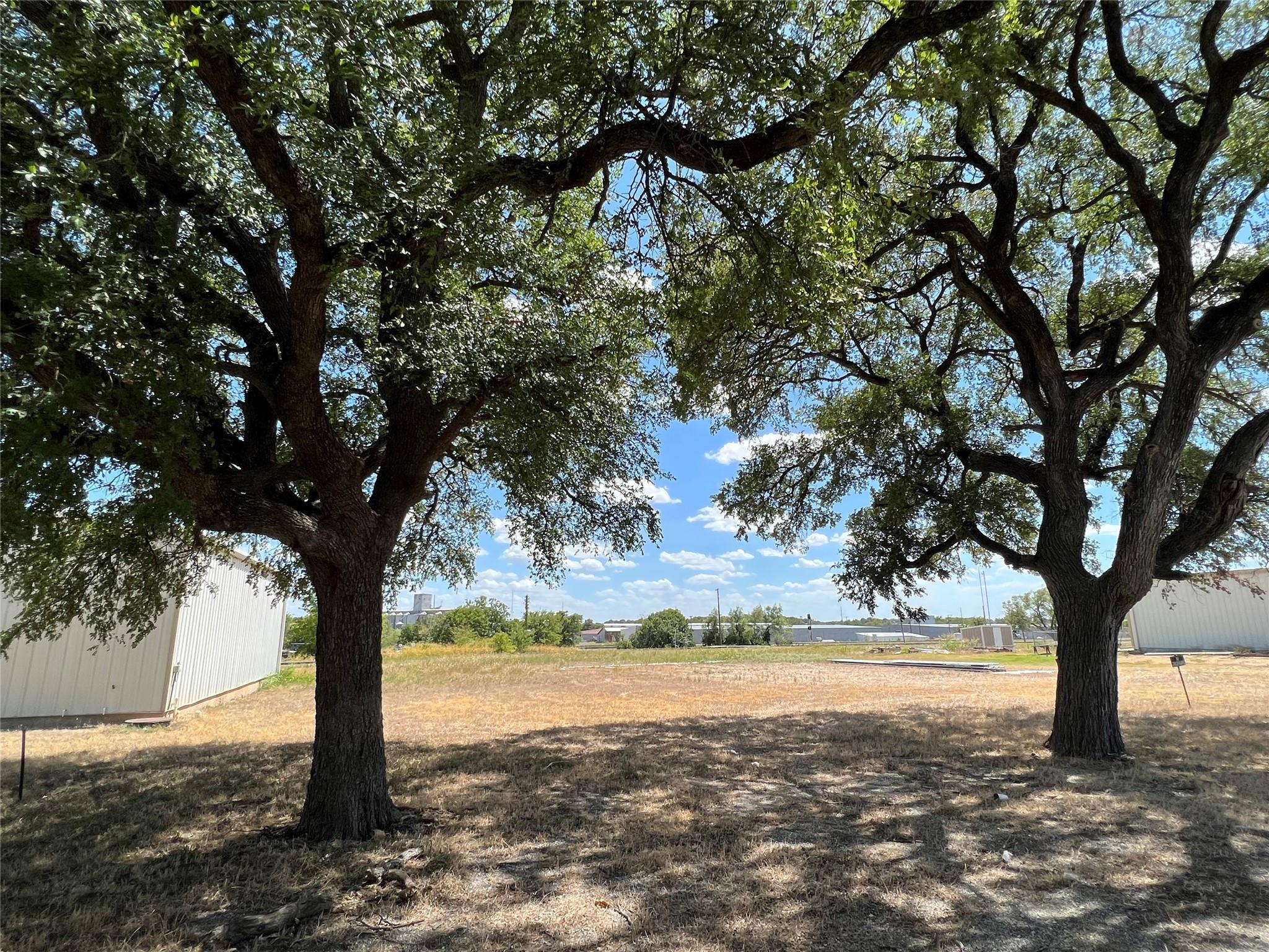 408 E 2nd St, Taylor, TX 76574