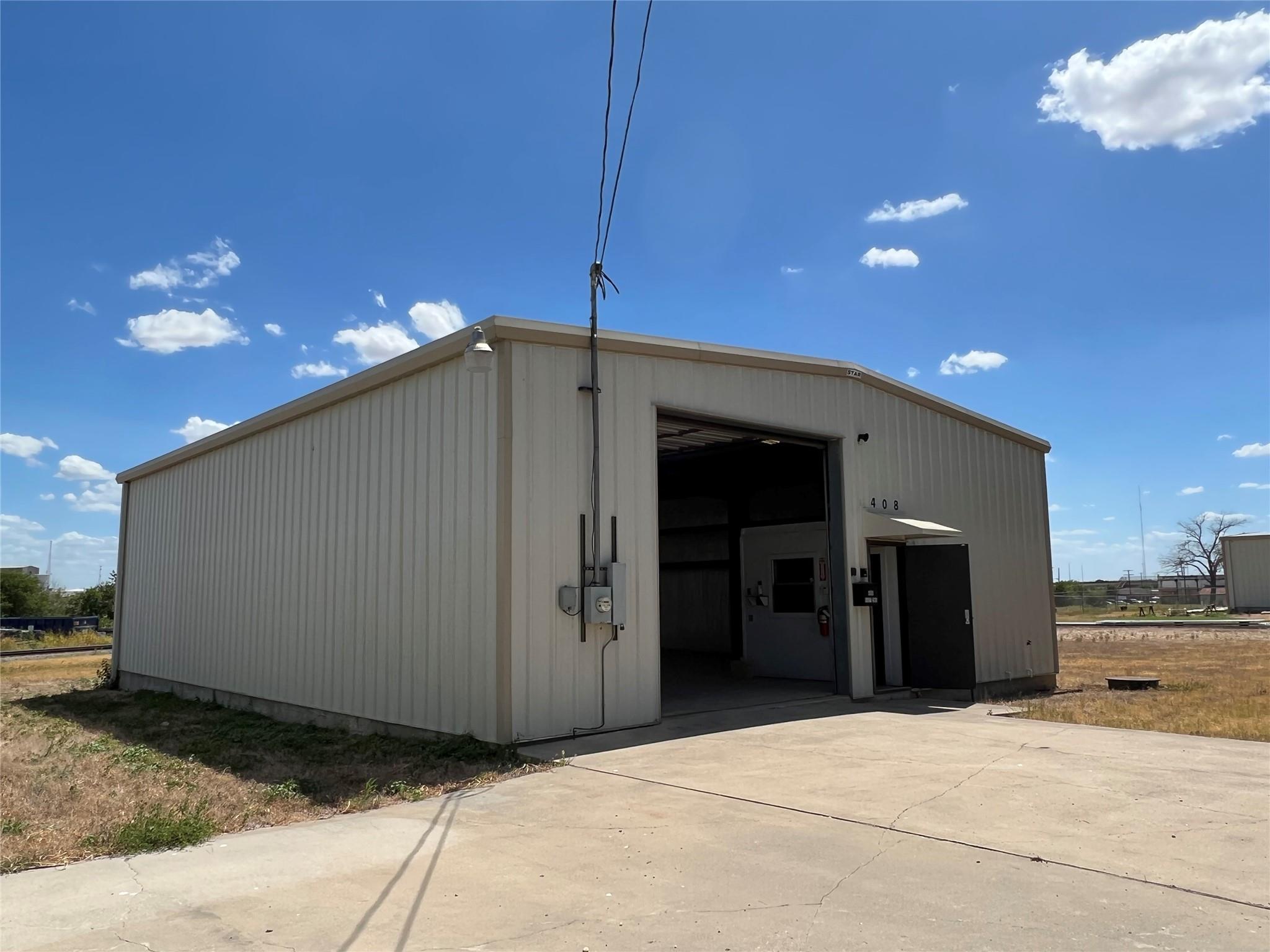 408 E 2nd St, Taylor, TX 76574