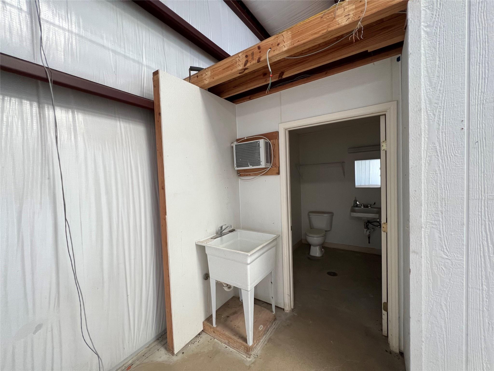 408 E 2nd St, Taylor, TX 76574