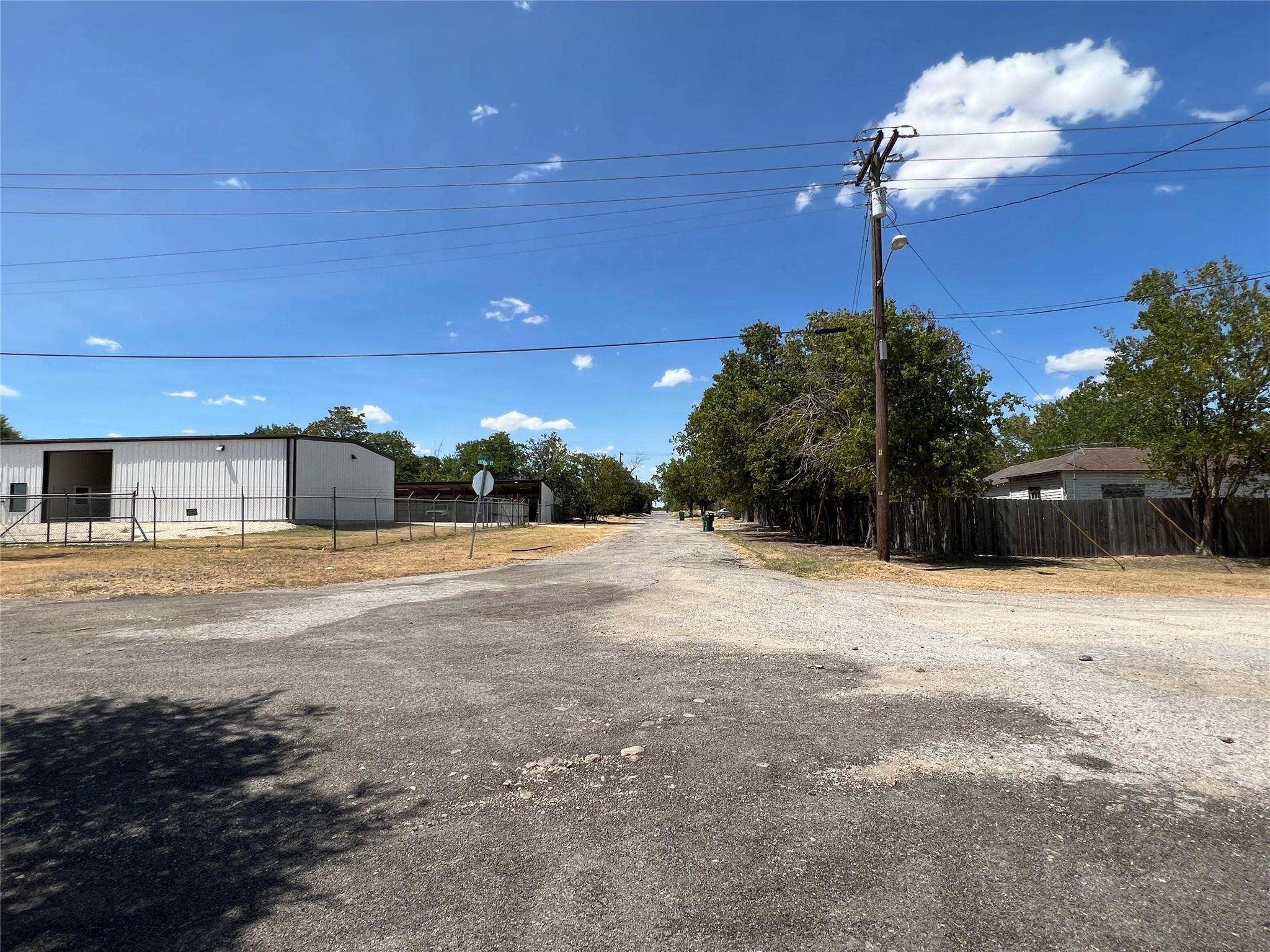 408 E 2nd St, Taylor, TX 76574