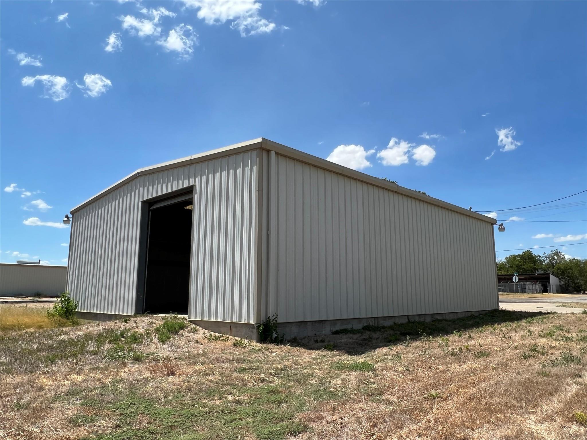 408 E 2nd St, Taylor, TX 76574