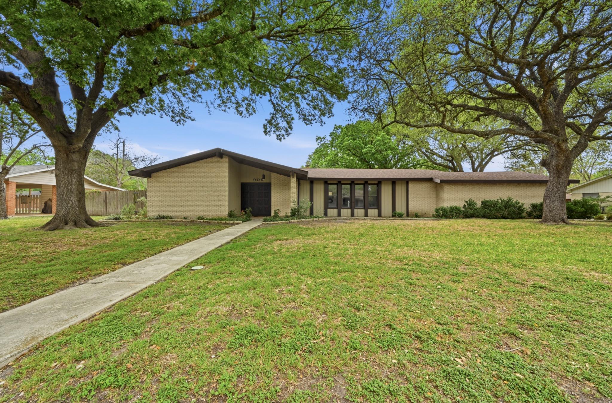 908 Vogel Dr, Lockhart, TX 78644