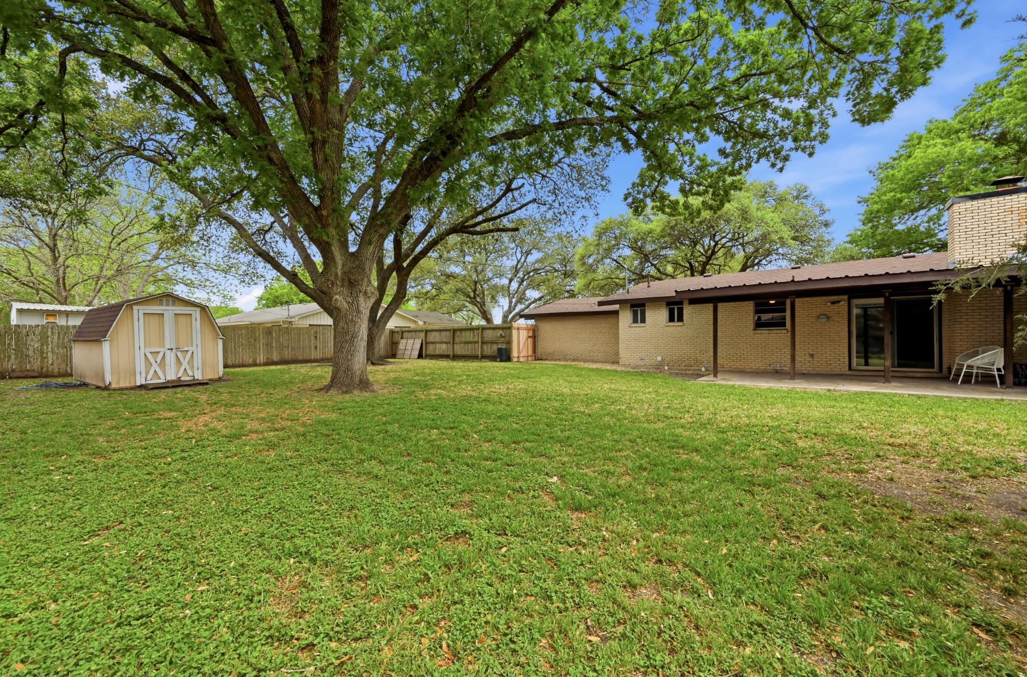 908 Vogel Dr, Lockhart, TX 78644