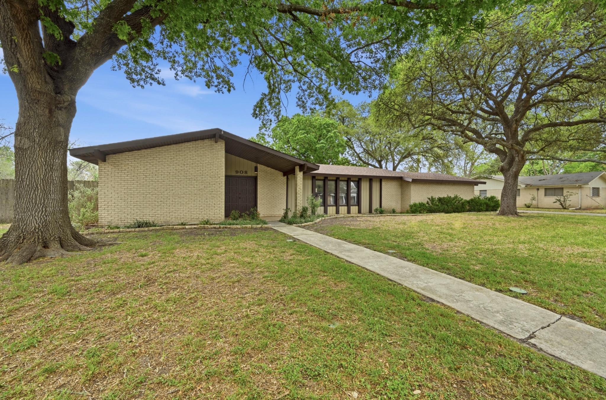 908 Vogel Dr, Lockhart, TX 78644