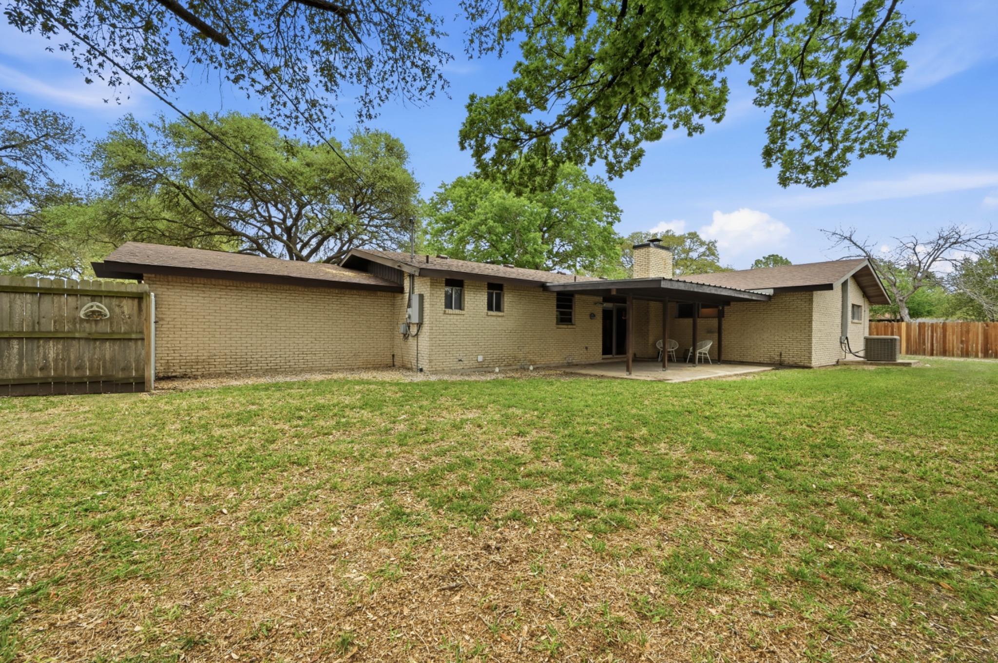 908 Vogel Dr, Lockhart, TX 78644