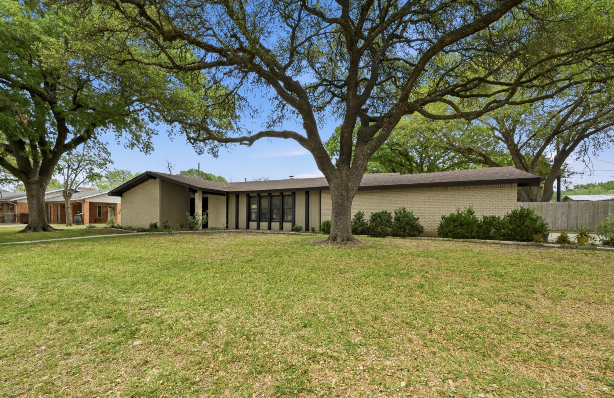 908 Vogel Dr, Lockhart, TX 78644