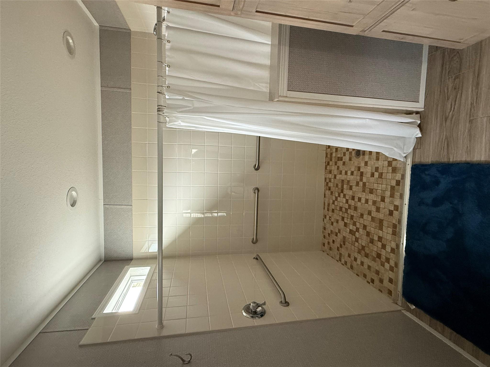 142 EAGLE CREEK Dr, Kyle, TX 78640