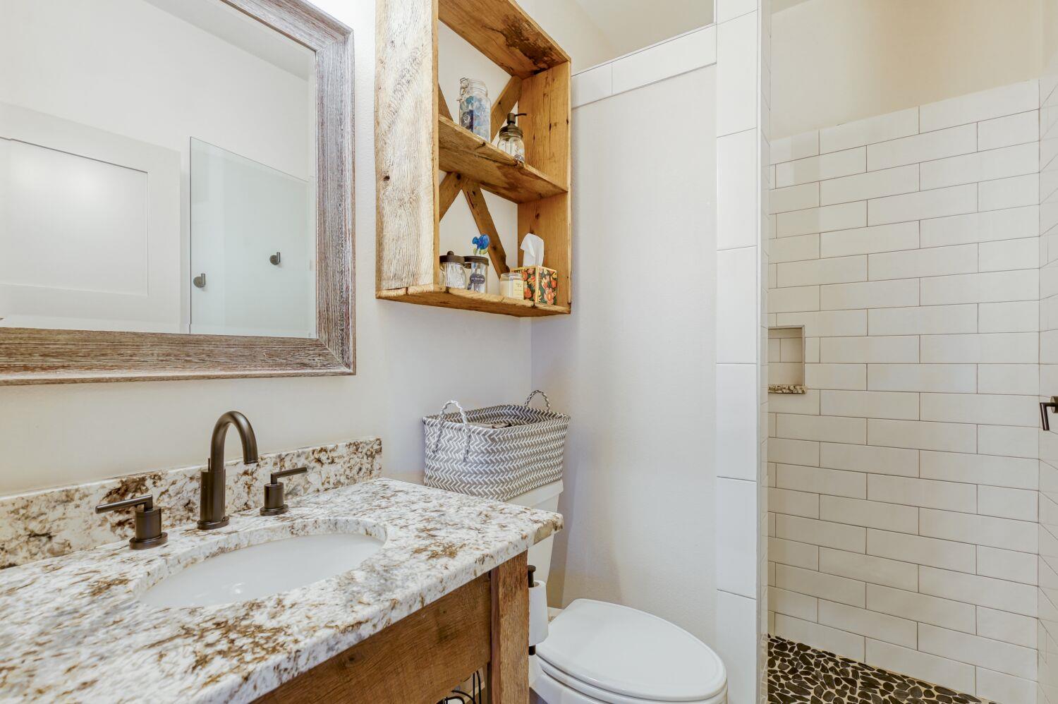 1239 Lakeshore Dr, Spicewood, TX 78669