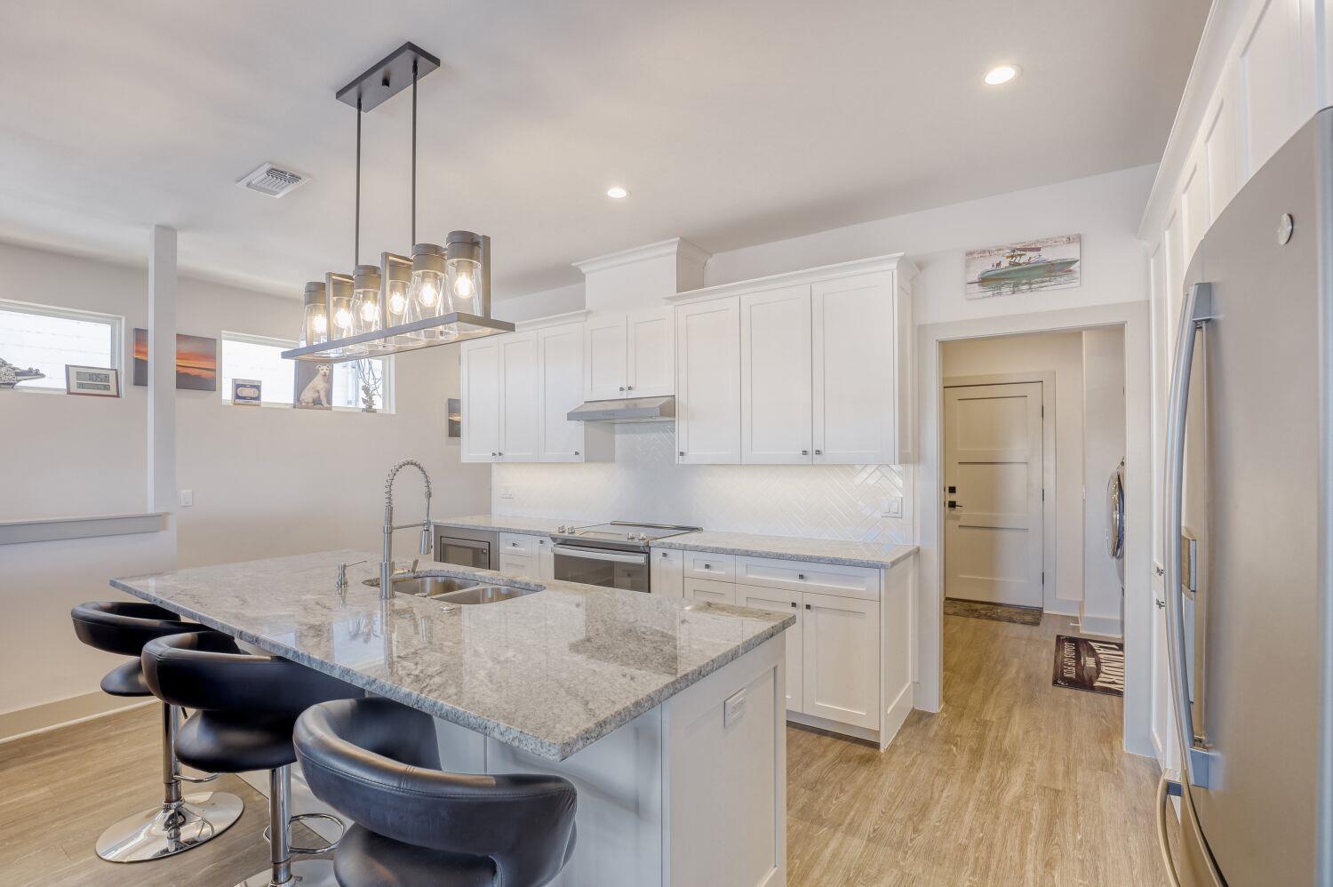 1239 Lakeshore Dr, Spicewood, TX 78669