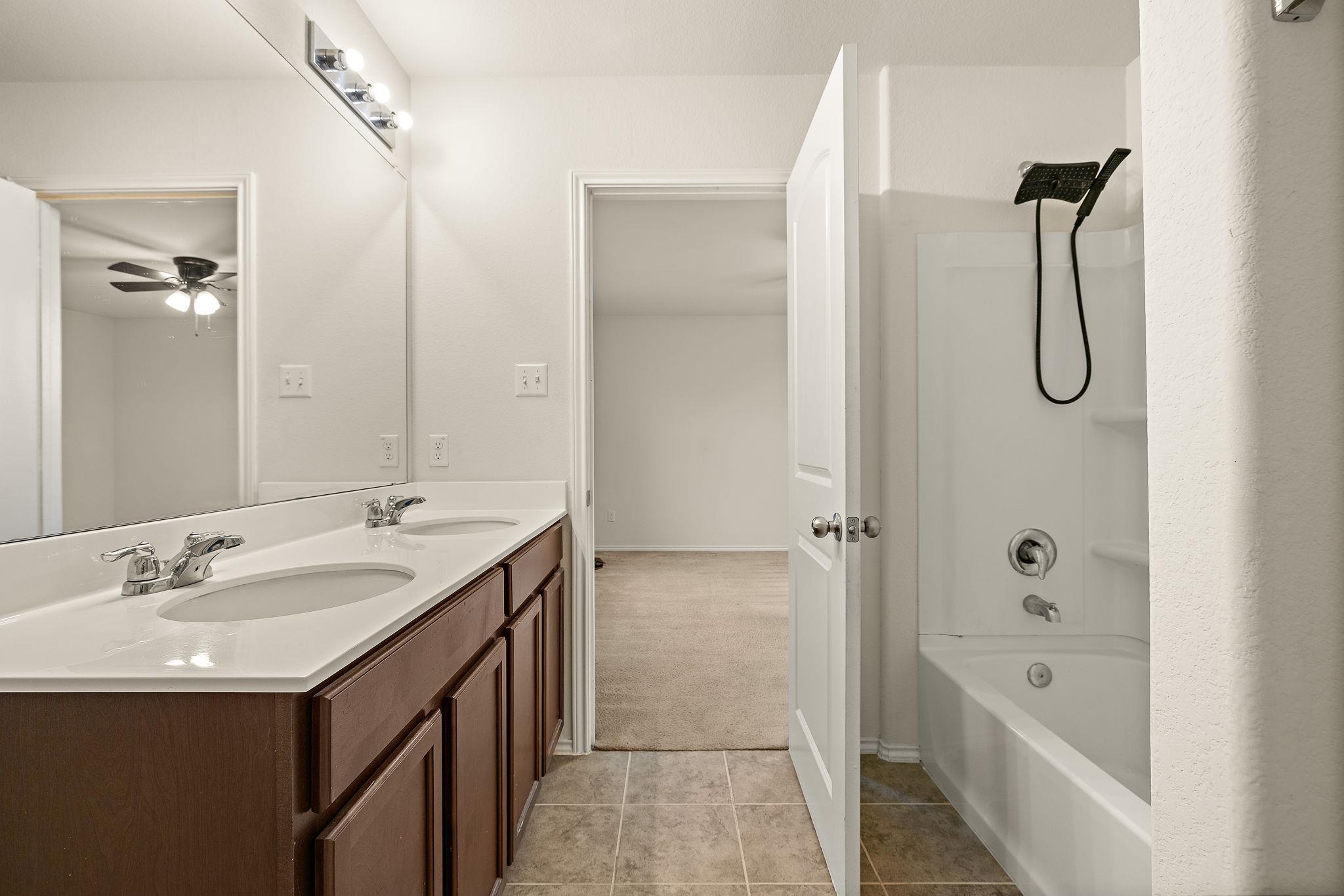 1000 McCormick Cv, Hutto, TX 78634