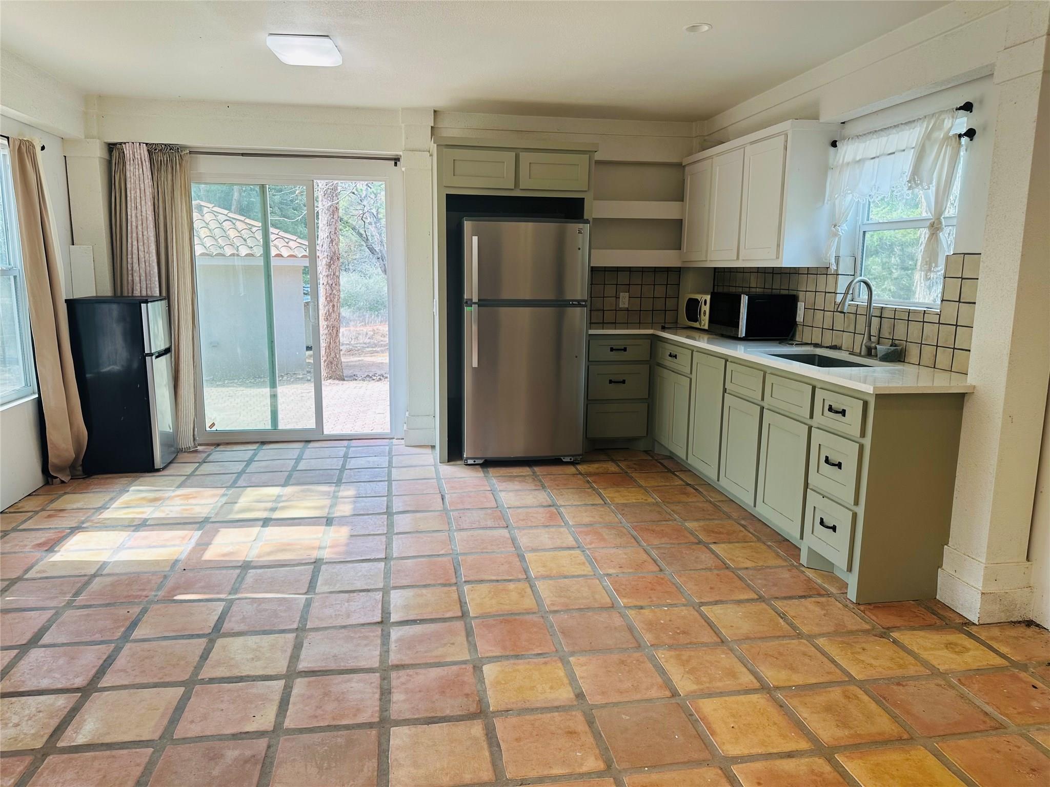 1053 Elm Crest Dr, New Ulm, TX 78950