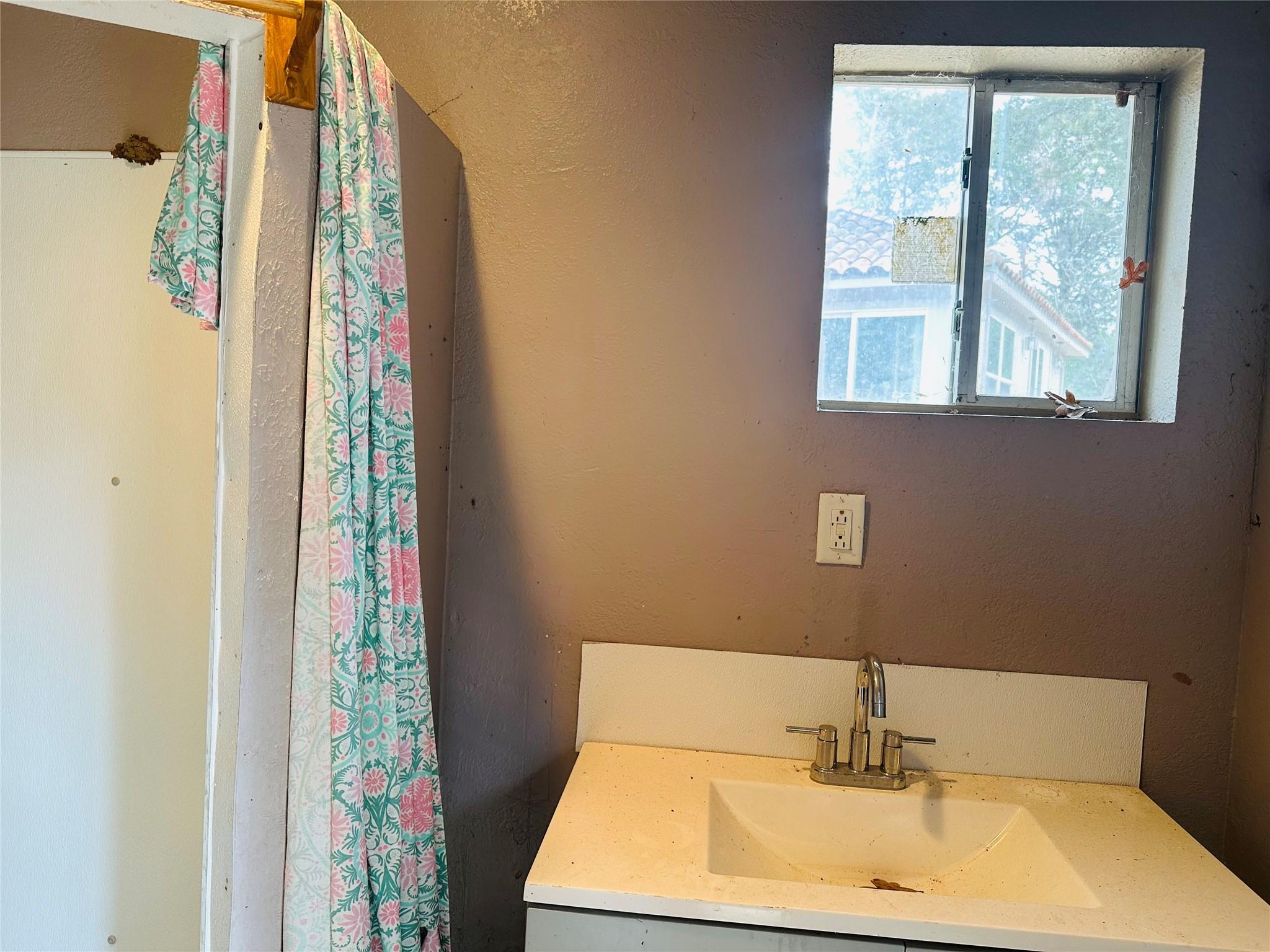 1053 Elm Crest Dr, New Ulm, TX 78950