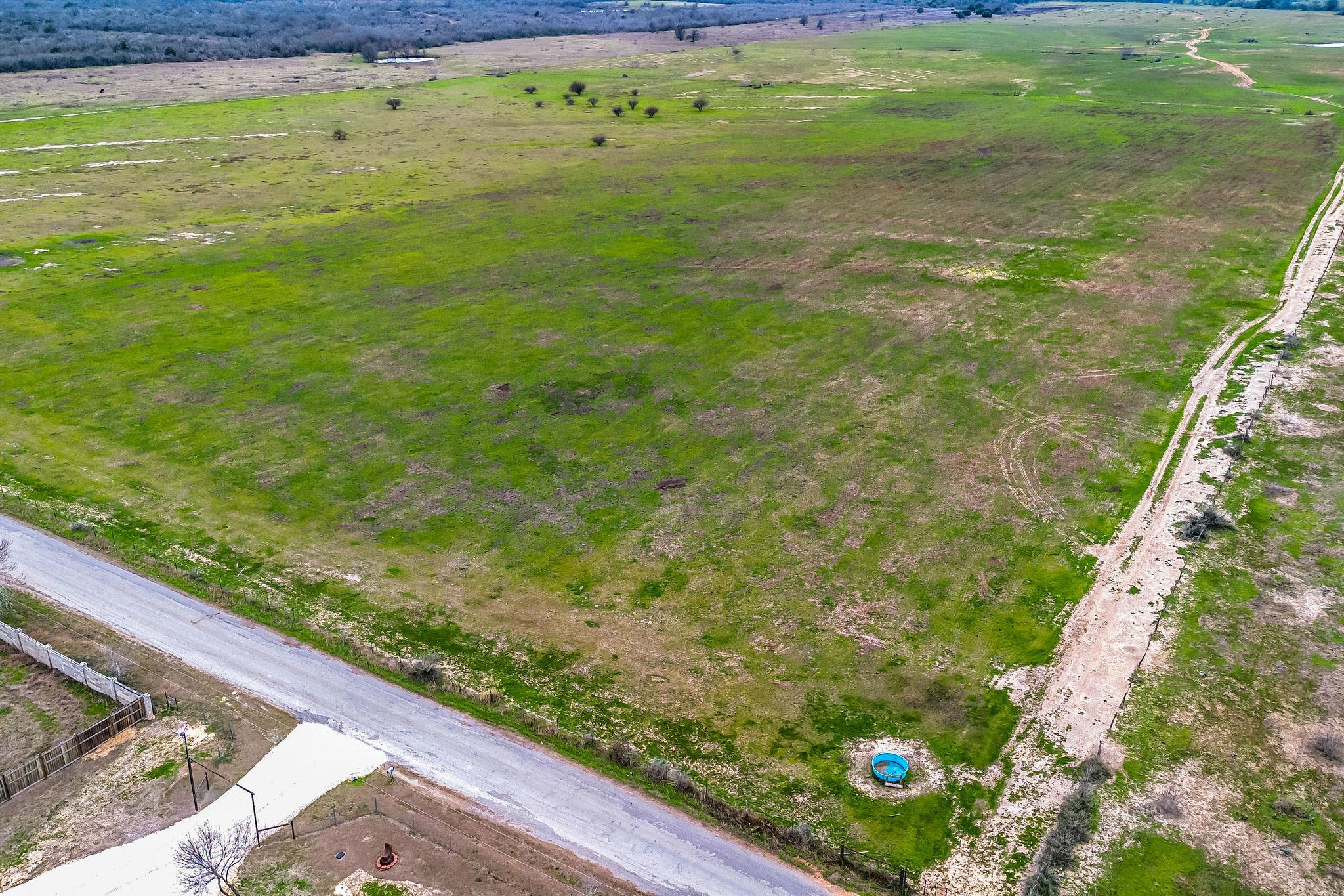 000 Callihan Rd, Luling, TX 78648