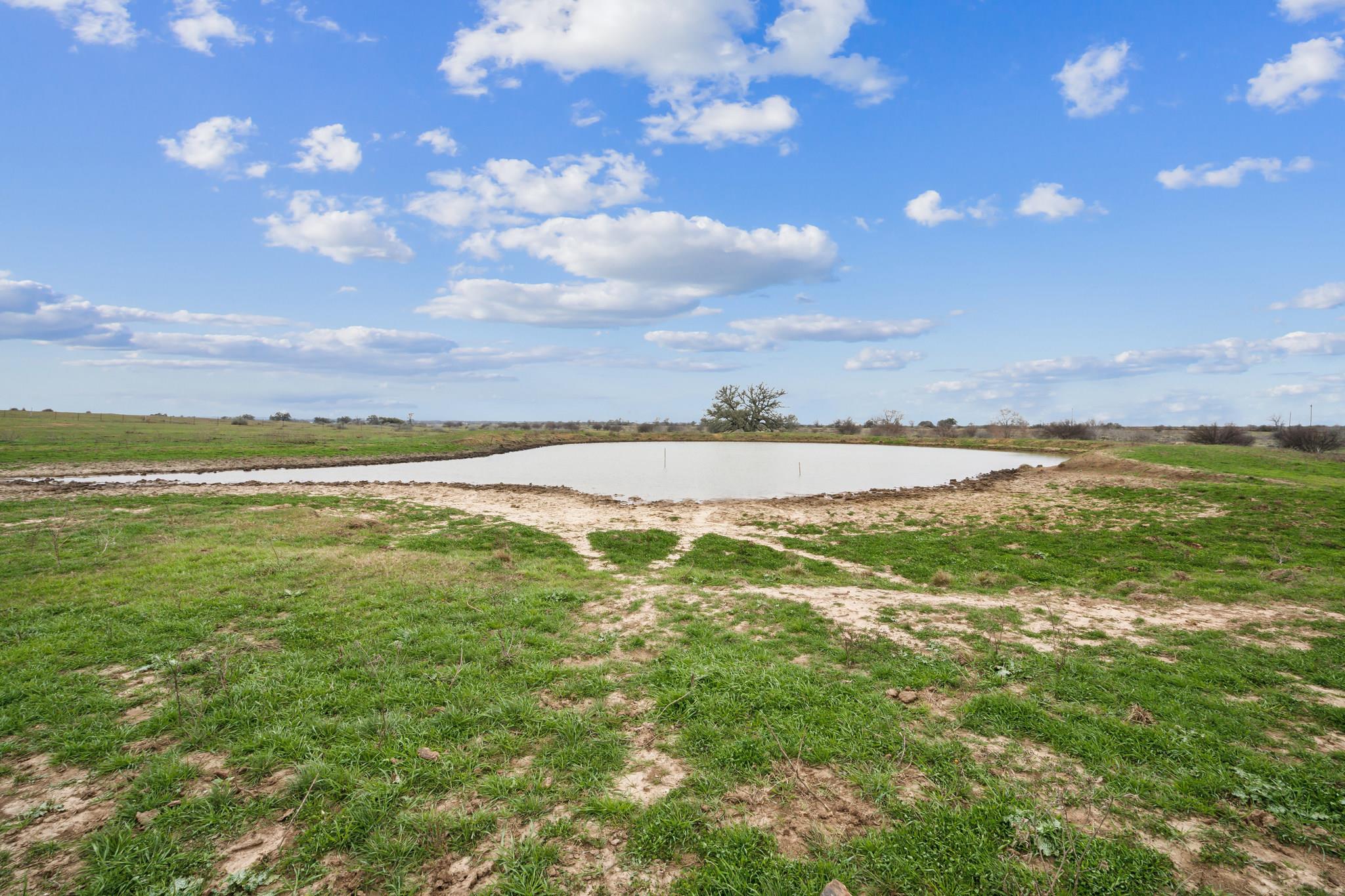 000 Callihan Rd, Luling, TX 78648