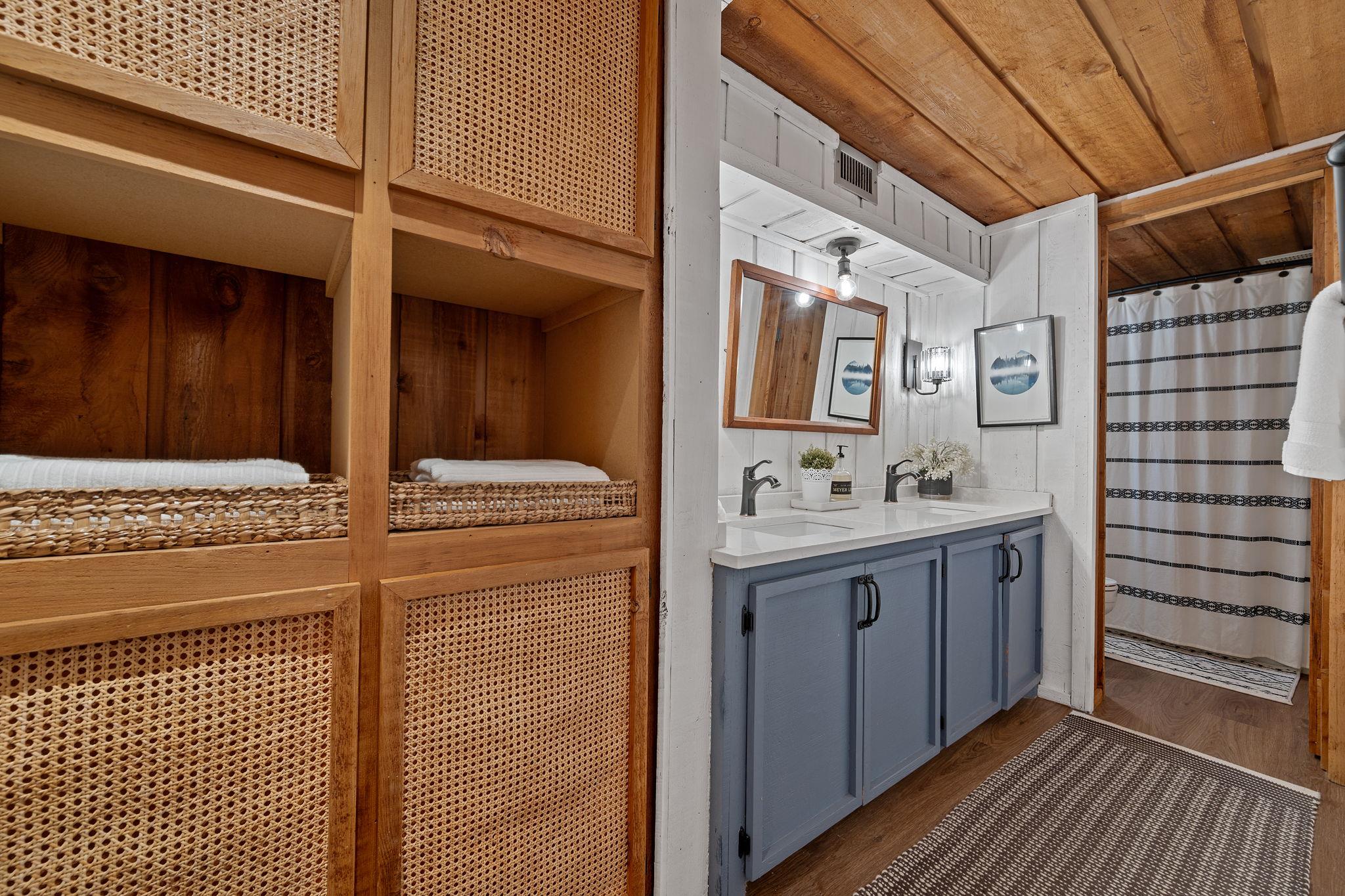 403 Coventry Rd, Spicewood, TX 78669