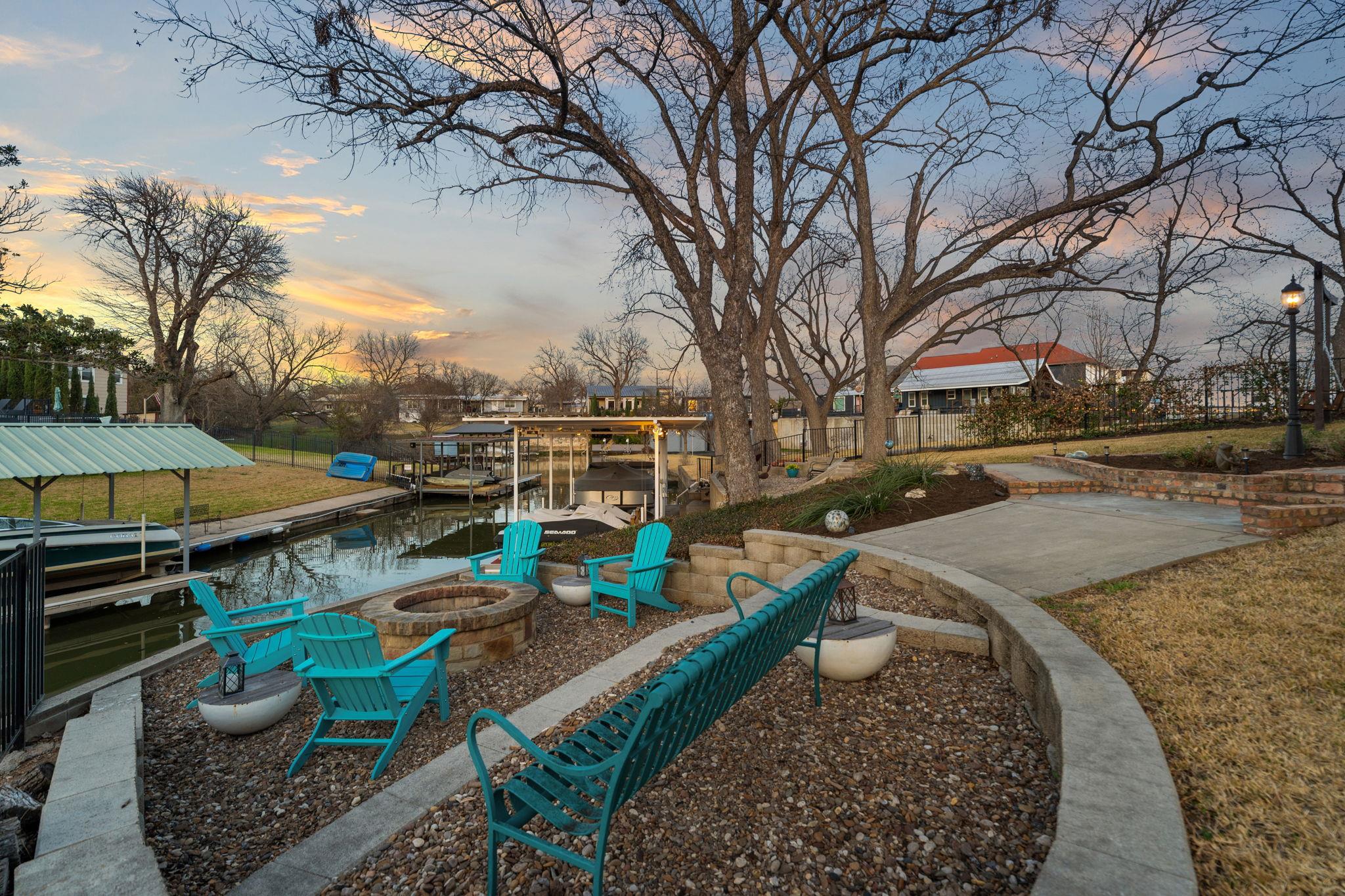 1514 Bluebonnet Ln, Kingsland, TX 78639