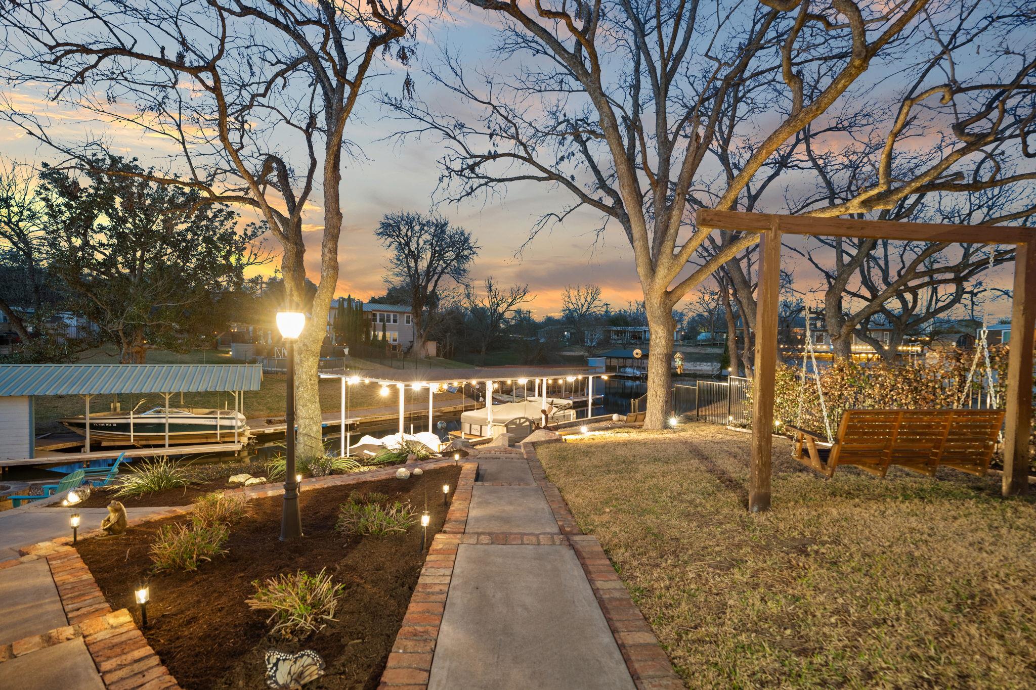 1514 Bluebonnet Ln, Kingsland, TX 78639