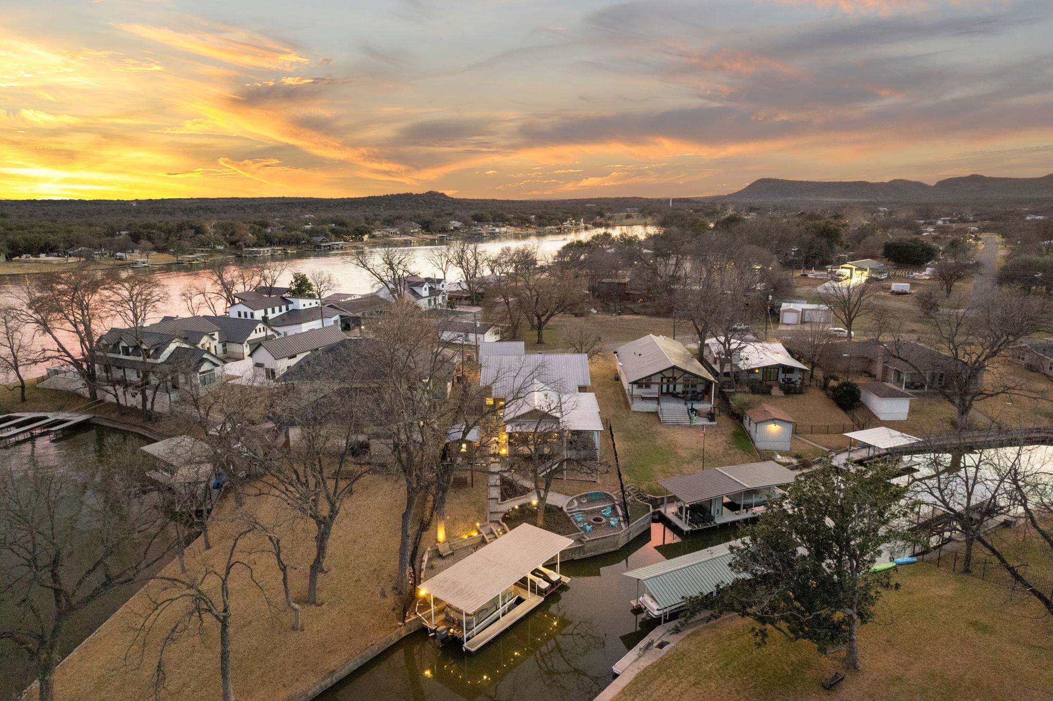 1514 Bluebonnet Ln, Kingsland, TX 78639